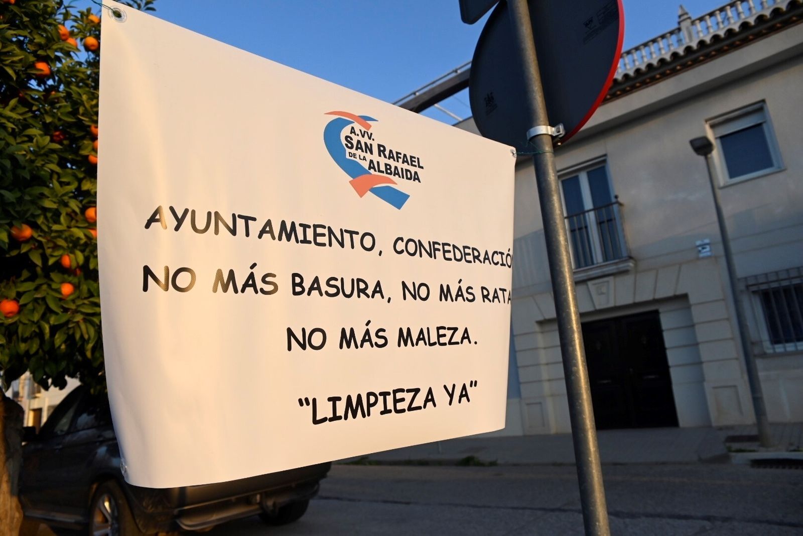 Vecinos de San Rafael de la Albaida protestan por la falta de limpieza y mantenimiento del canal del Guadalmellato en Córdoba, en imágenes