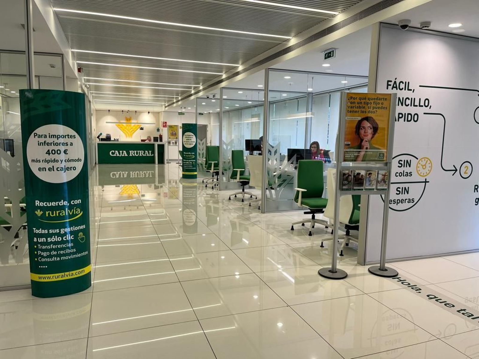 interior de una oficina de Caja Rural del Sur.