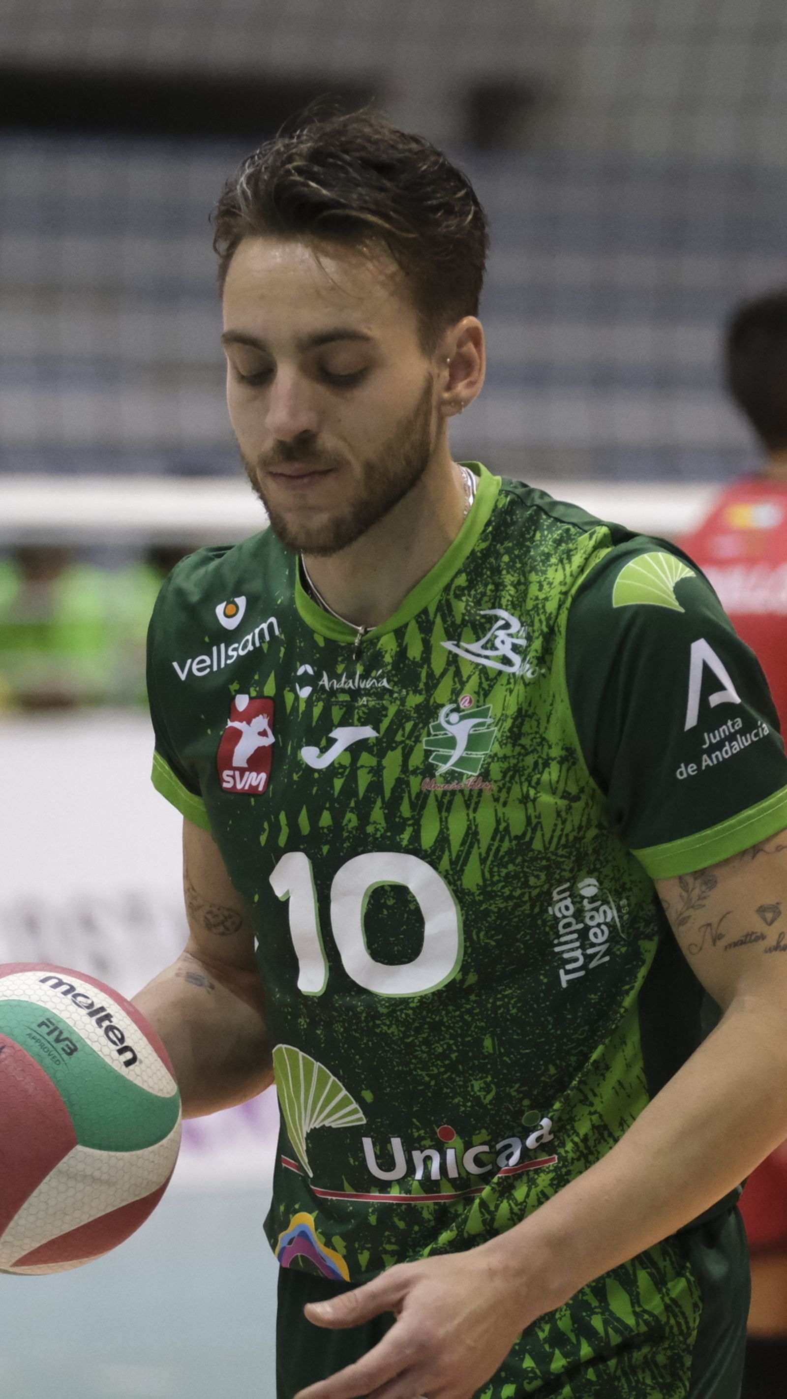 Fran Ruiz se dispone a sacar desde línea de fondo.