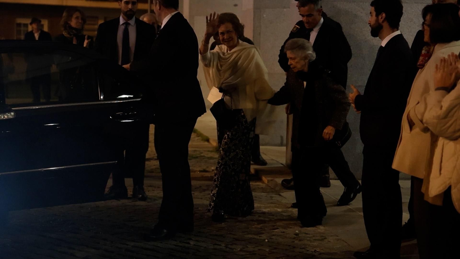 La reina Sofía derrocha elegancia en una noche musical con su hermana Irene