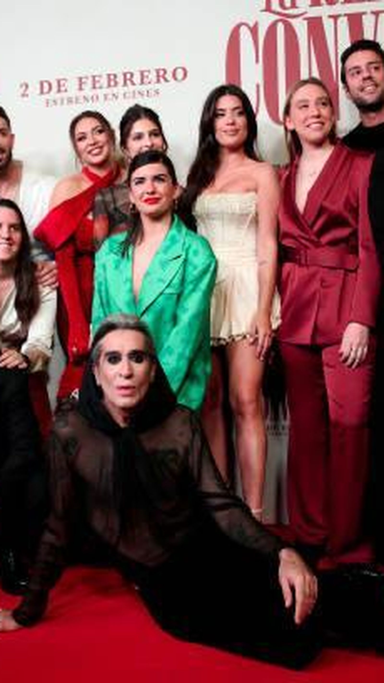 Sarayma, junto al elenco de 'La reina del convento'.