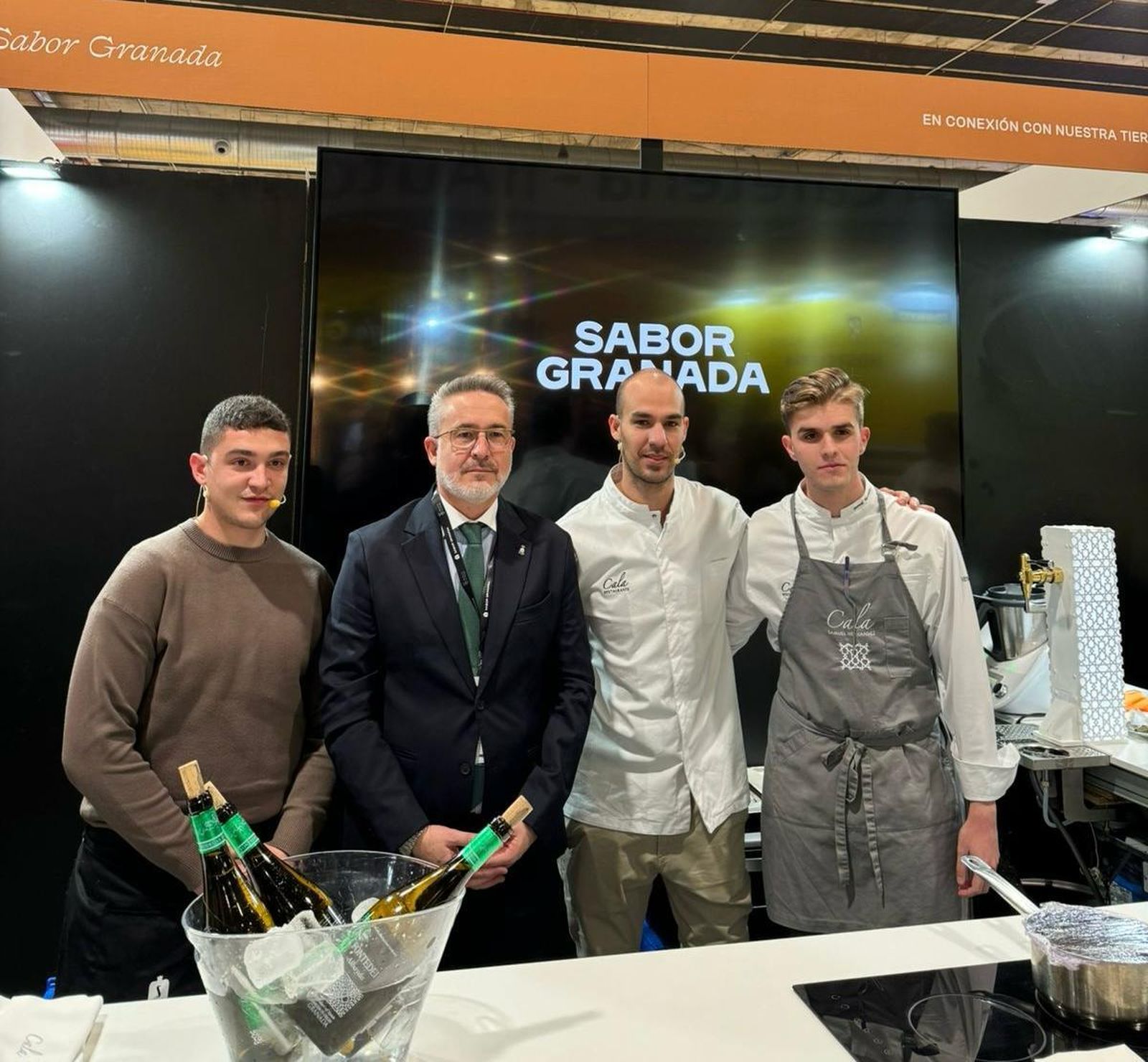 Diputado de Fondos Europeos, Desarrollo, Industria y Empleo, Antonio Díaz, en el stan de Sabor Granada de Fitur 2024 junto a tres chefs