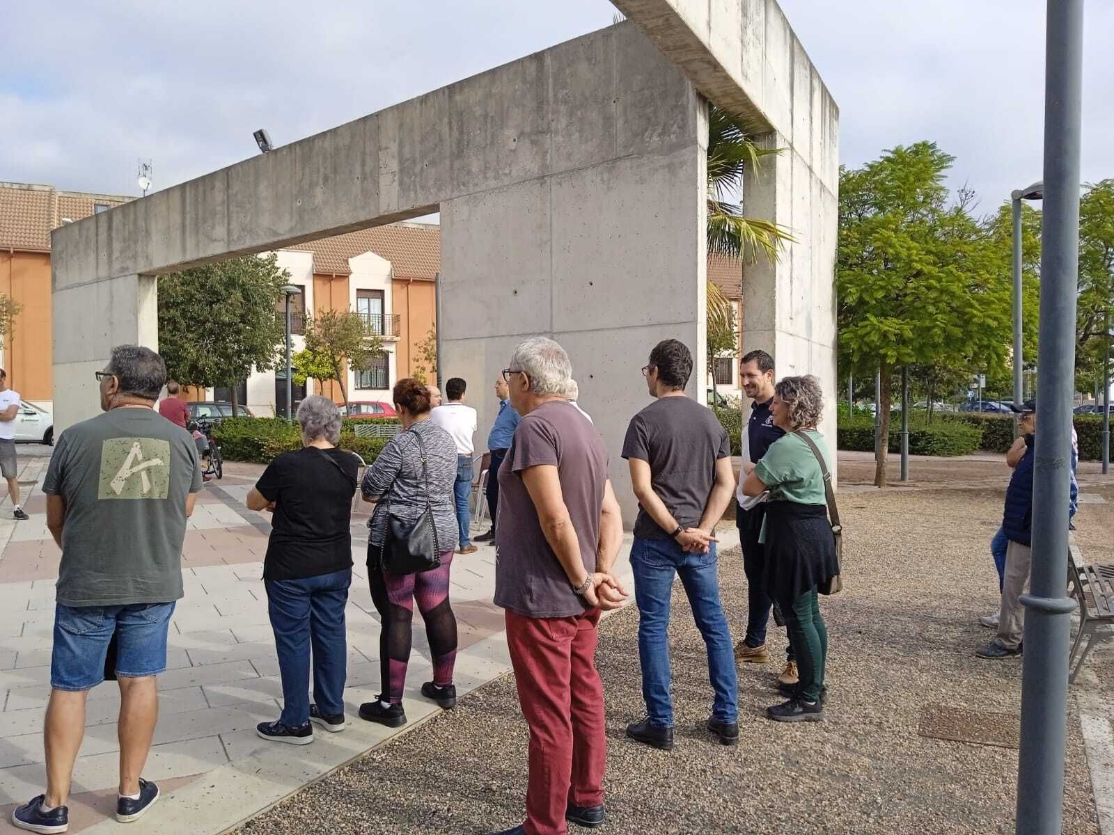 Vecinos de San Rafael de la Albaida durante una reunión.