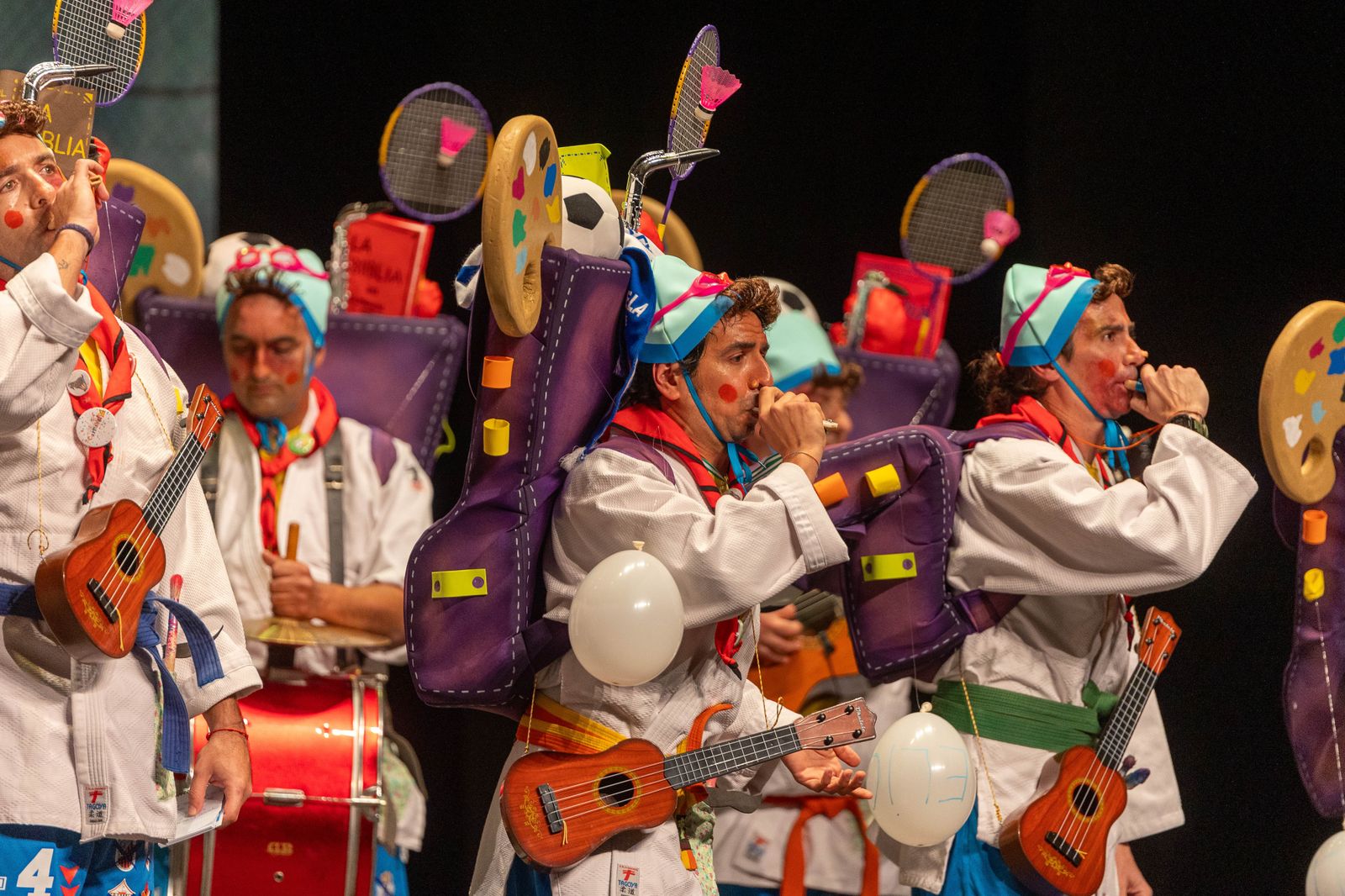 Imágenes de la actuación de la murga de Ayamonte "Ni Messi, ni Picasso, papá harme caso" en el Carnaval Colombino