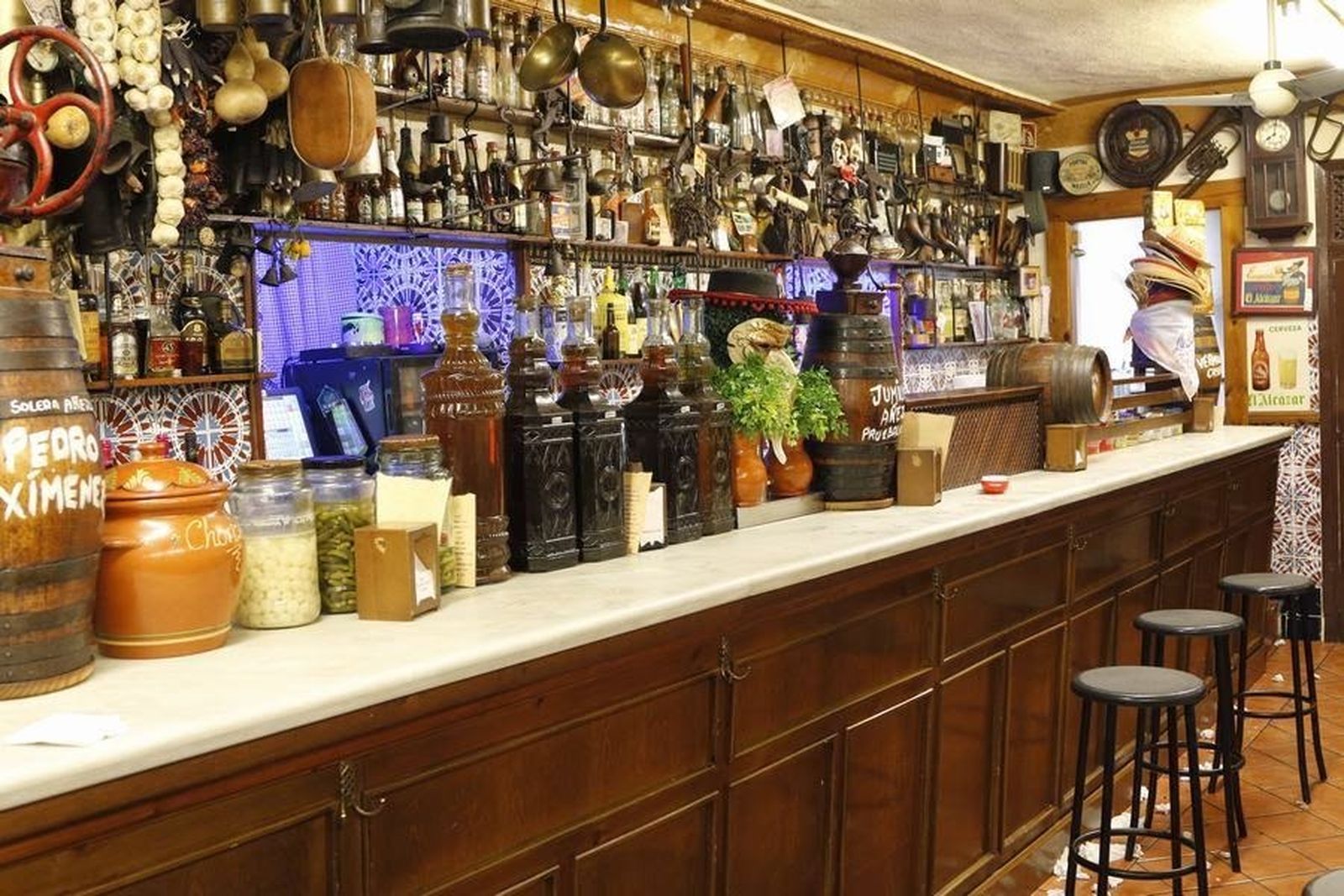 La Taberna 'La Barra', en la calle Cerón, es un compendio de buena gastronomía y un museo con objetos históricos.