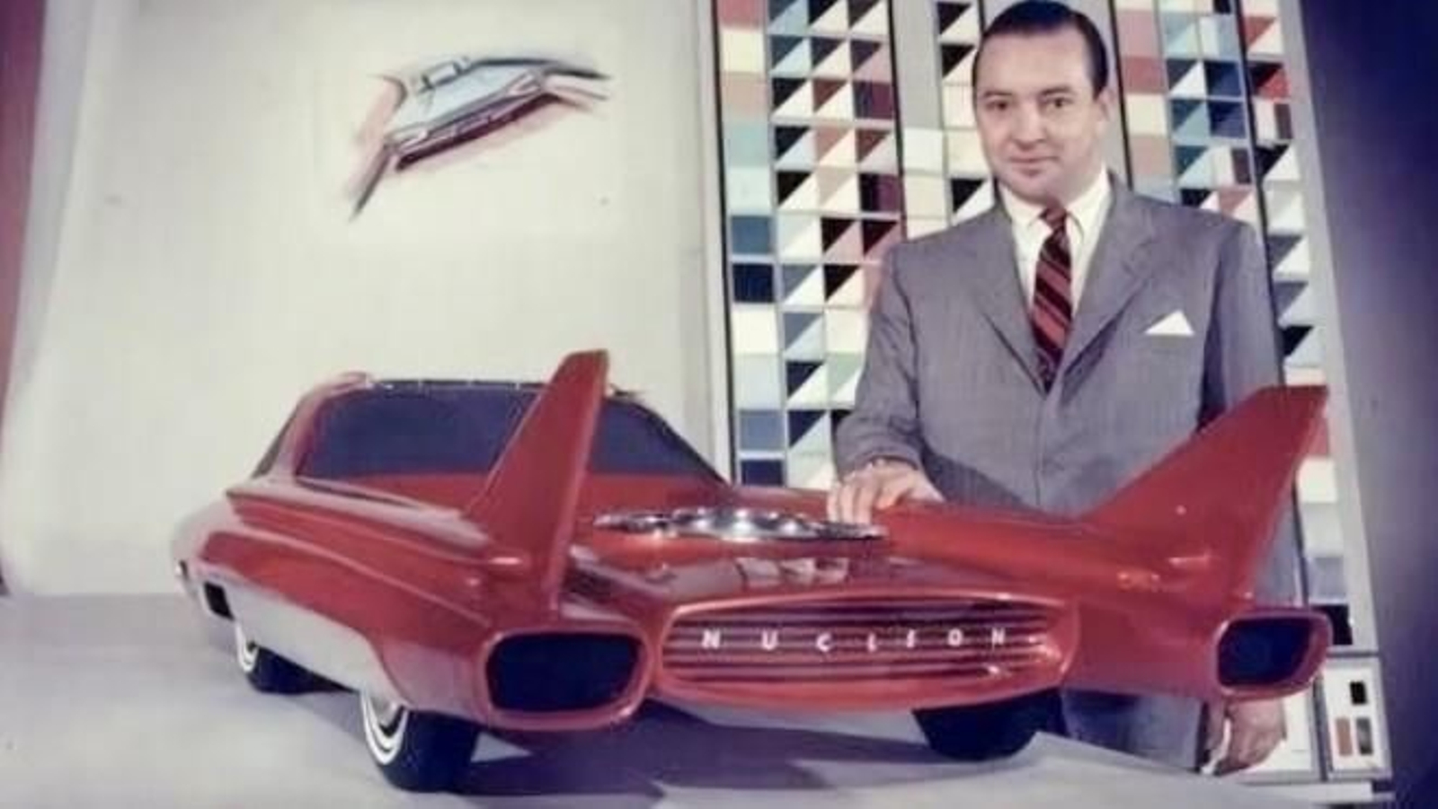 El creador del prototipo de Ford Nucleon posa con su diseño a escala