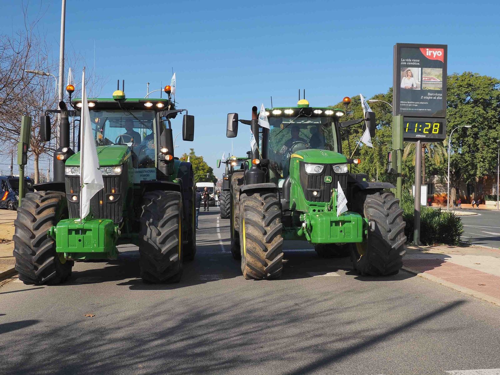Tractores abriendo la manifestación de los agricultores onubenses el jueves en Sevilla.