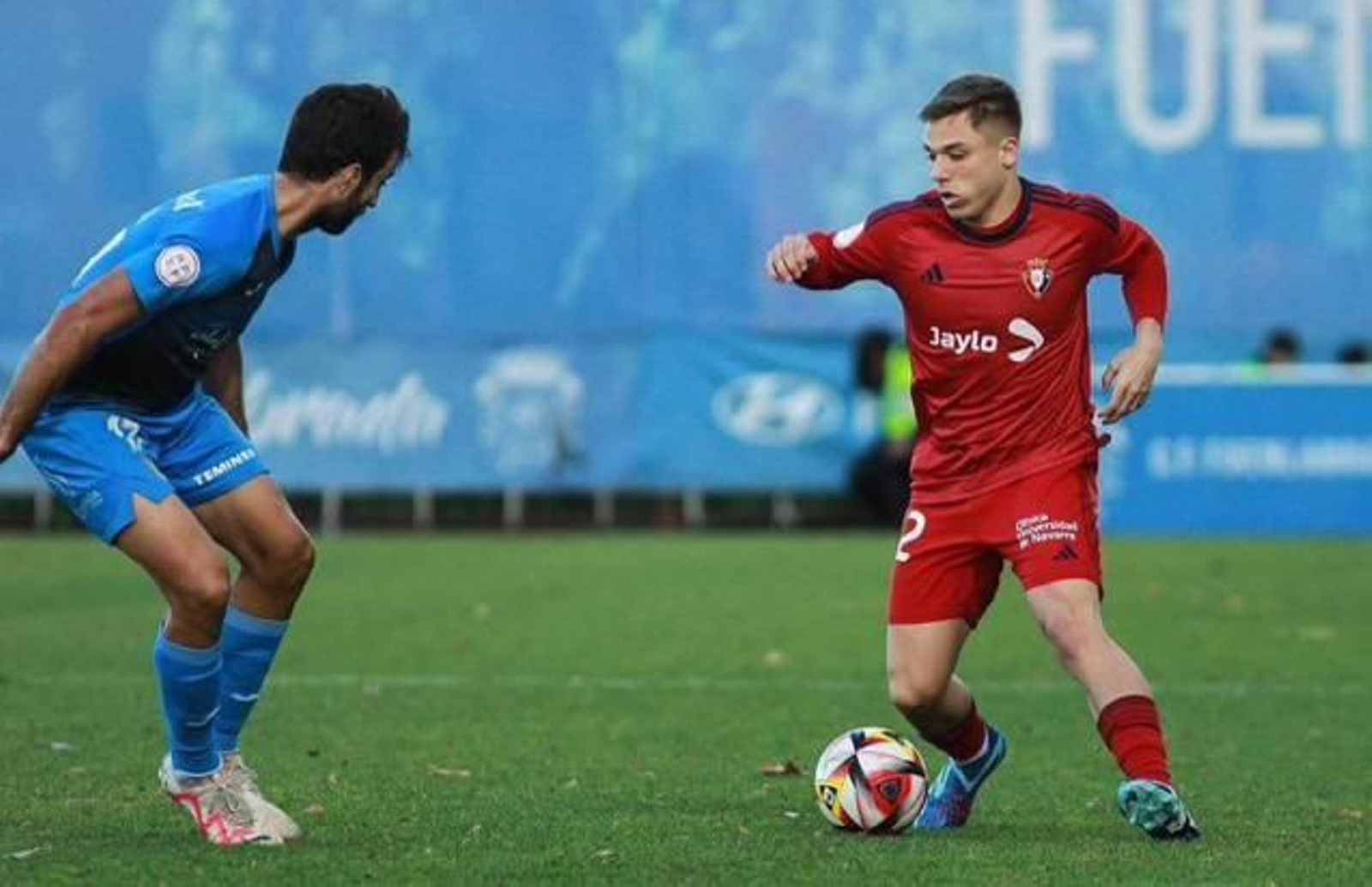 Álvaro Leiva intenta regatear a un rival en un partido con Osasuna Promesas.