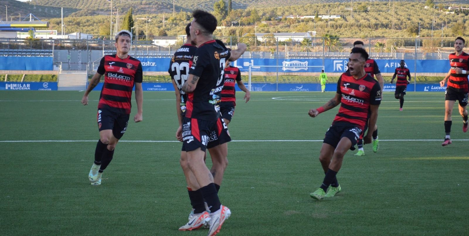 Los jugadores del Salerm celebran un gol de Isma García.