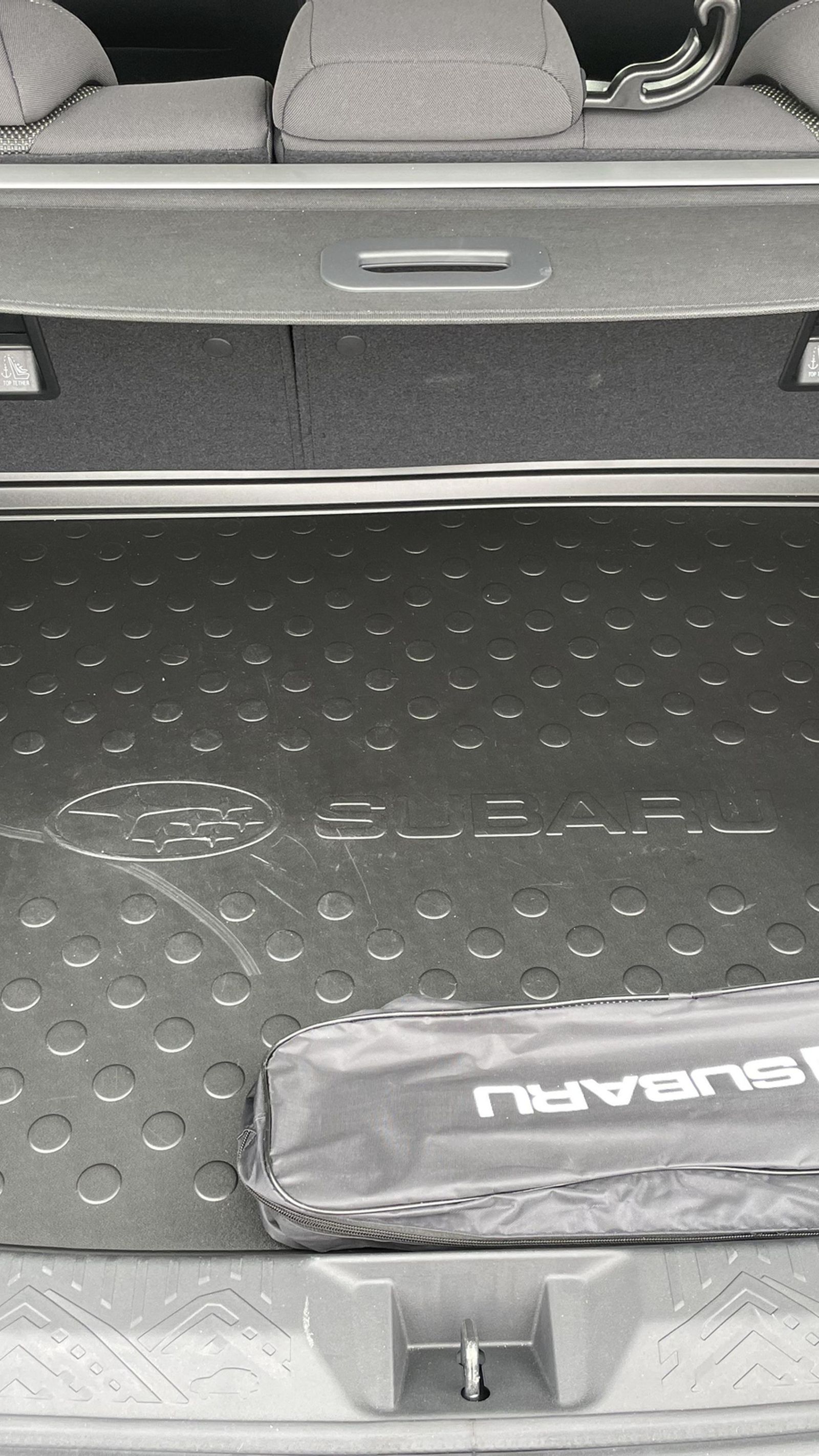 El maletero no tiene mucha altura y, por tanto, tampoco demasiada capacidad al incorporar bajo buena parte de su suelo elementos del sistema microhíbrido.