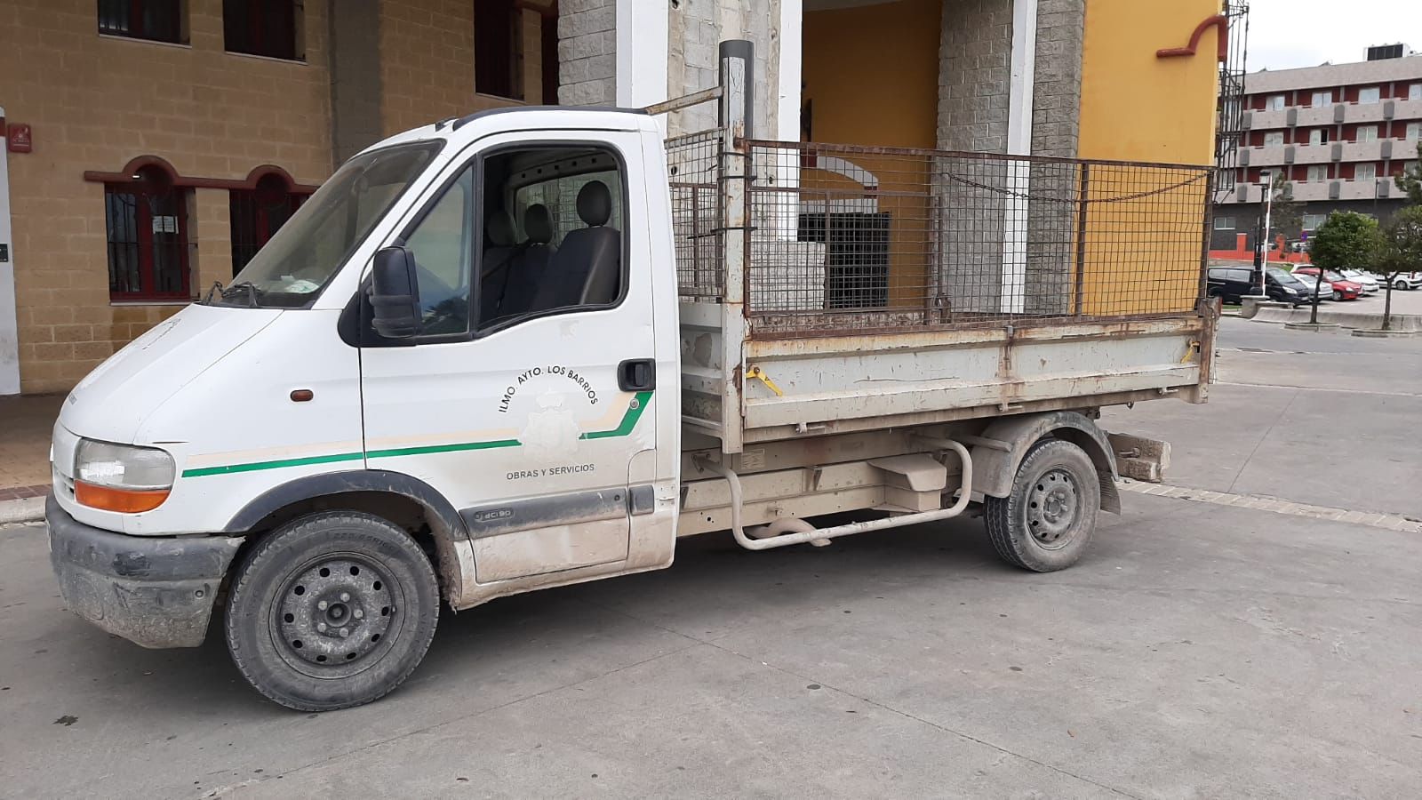 Un camión de Obras y Servicios de Los Barrios.