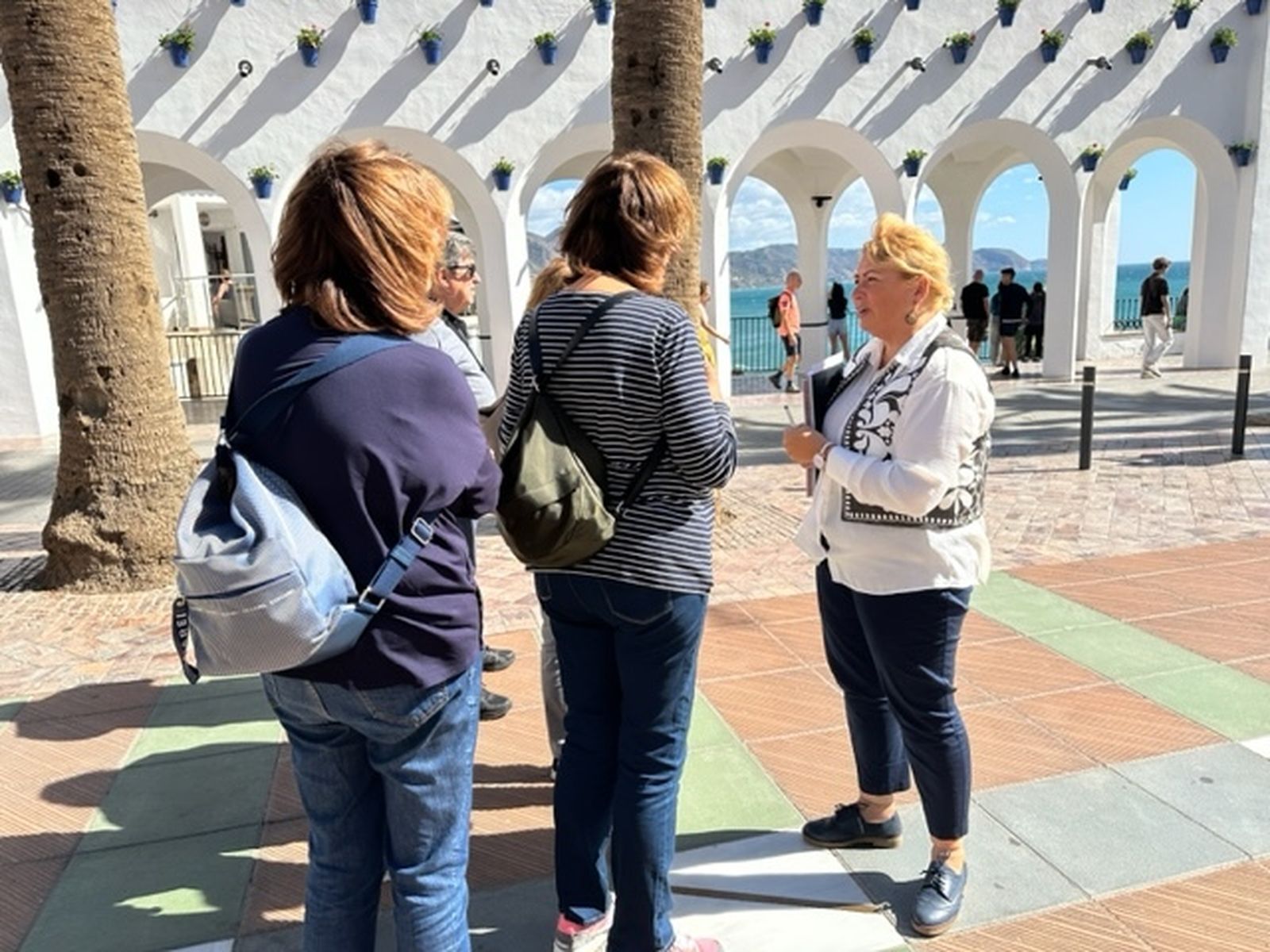 La concejala de Turismo, Ana María Muñoz, con algunos turistas de la zona
