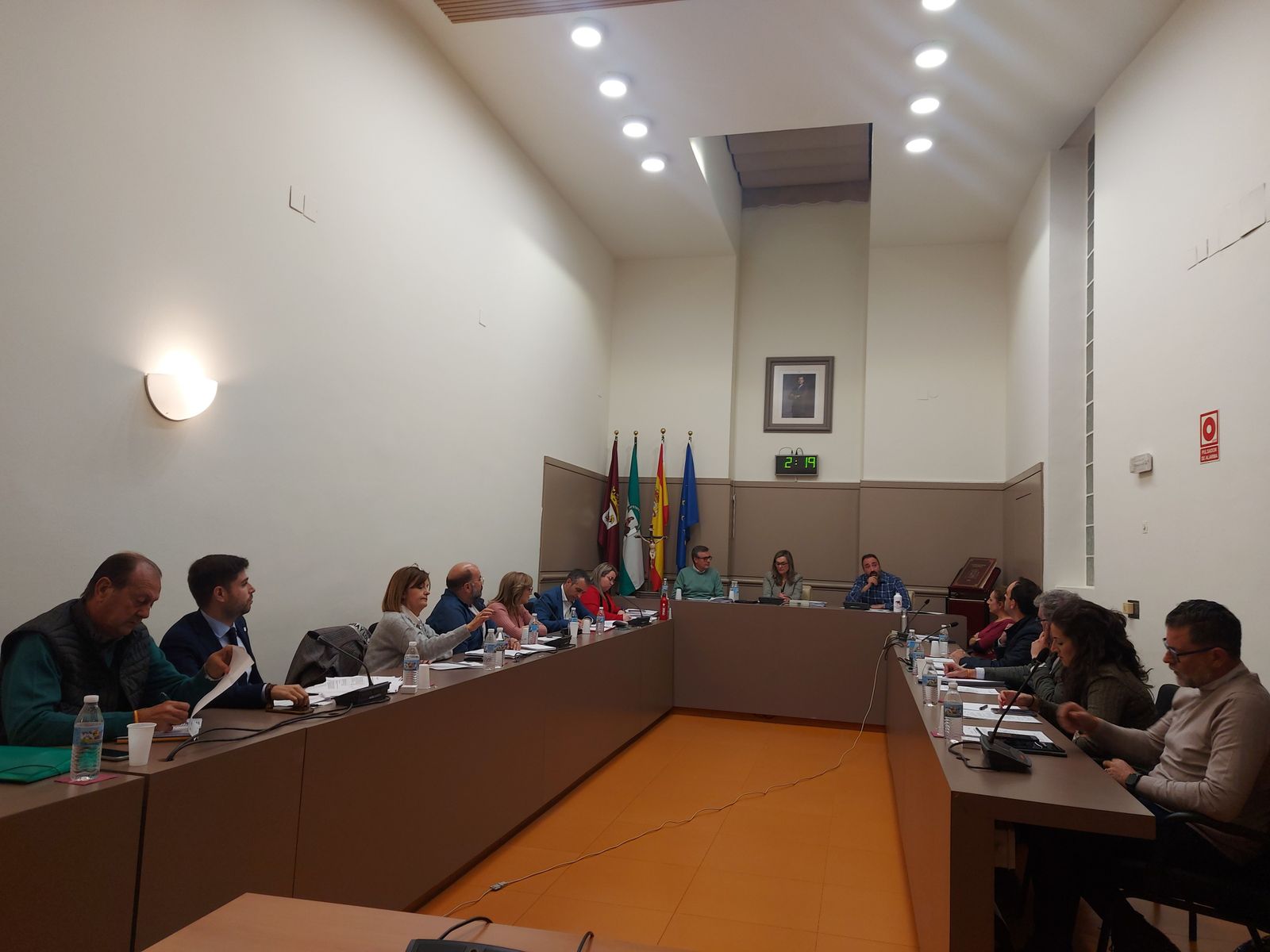 Un momento de la sesión plenaria del Ayuntamiento de Baena.