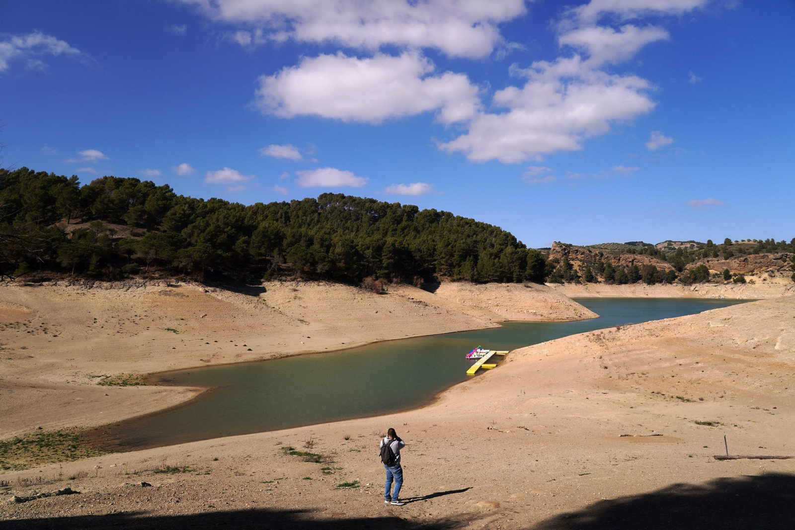 Los efectos de la sequía en el pantano de Guadalteba, en fotos