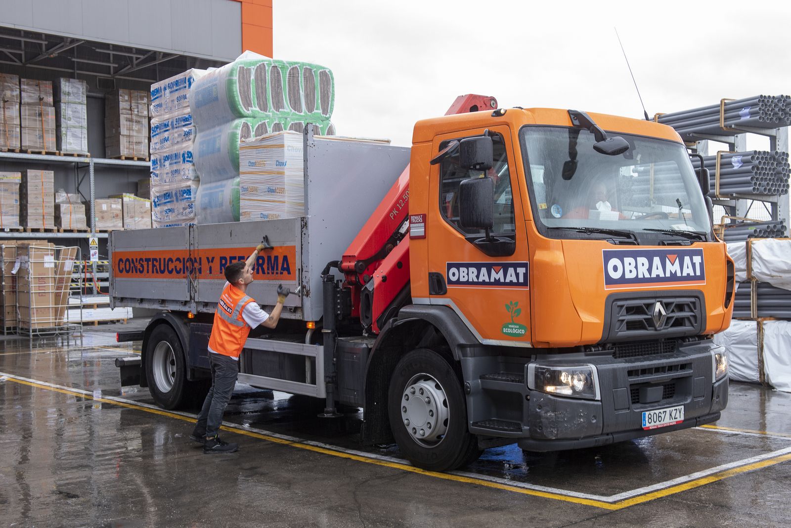 Un trabajador en un almacén de Obramat.