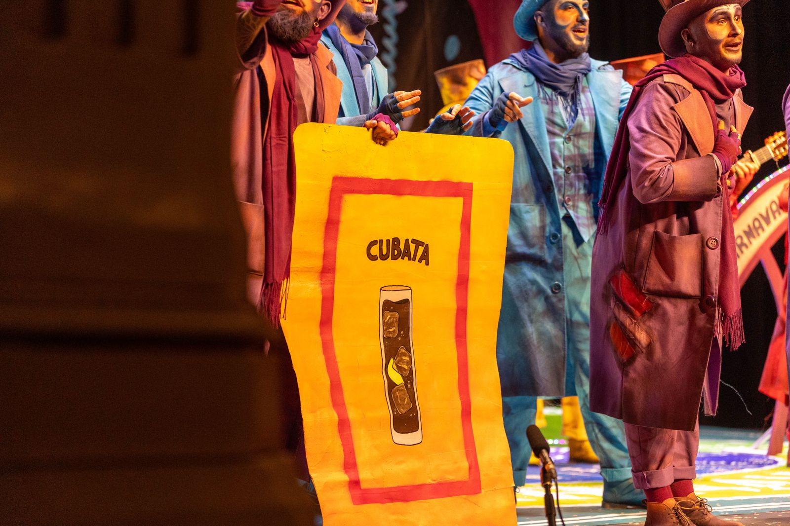 Imágenes de la actuación de la comparsa de Huelva "Los Atrapaos" en el Carnaval Colombino