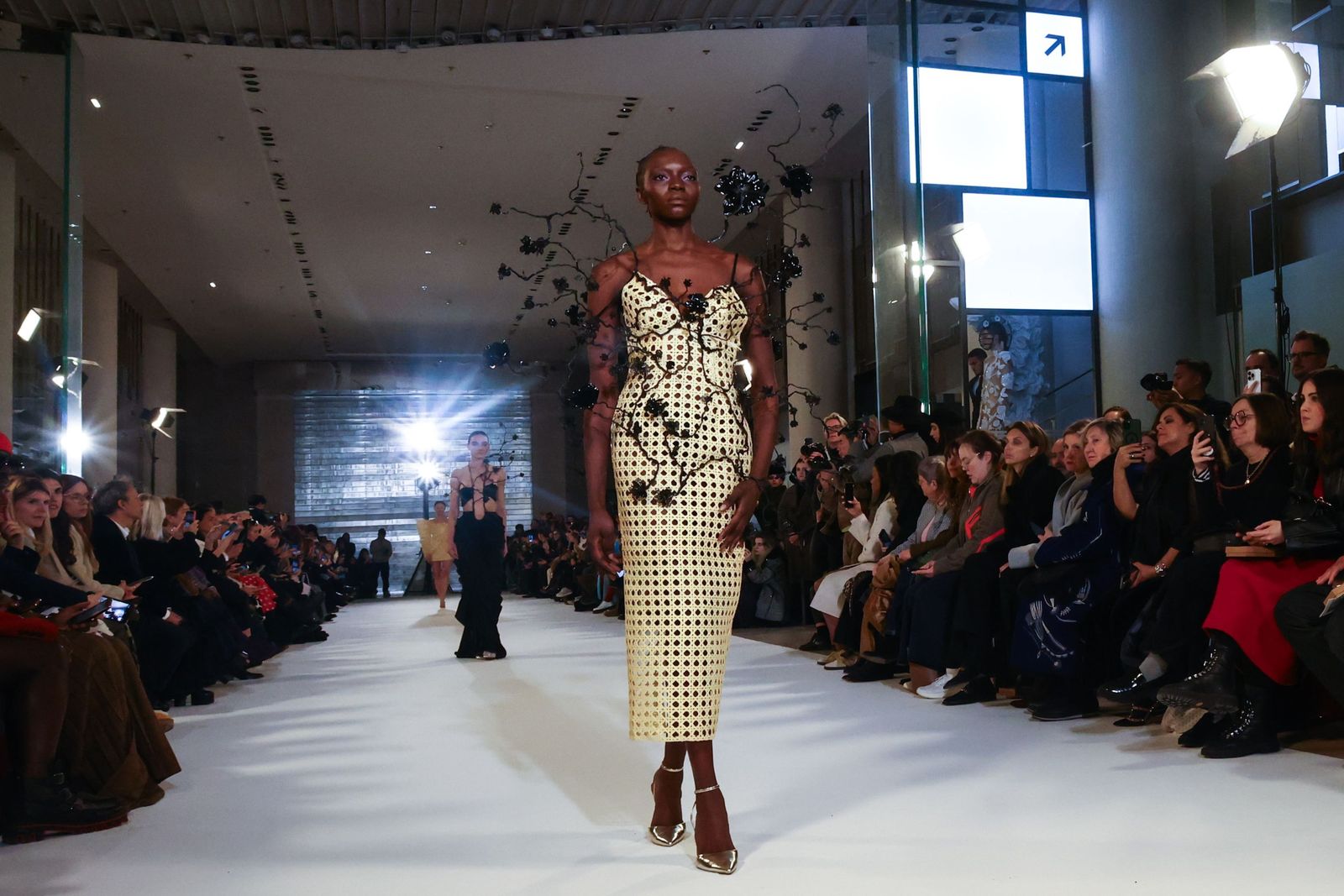 Juana Martín presenta su colección 'La Rosée' en la pasarela de Alta Costura de París, en imágenes