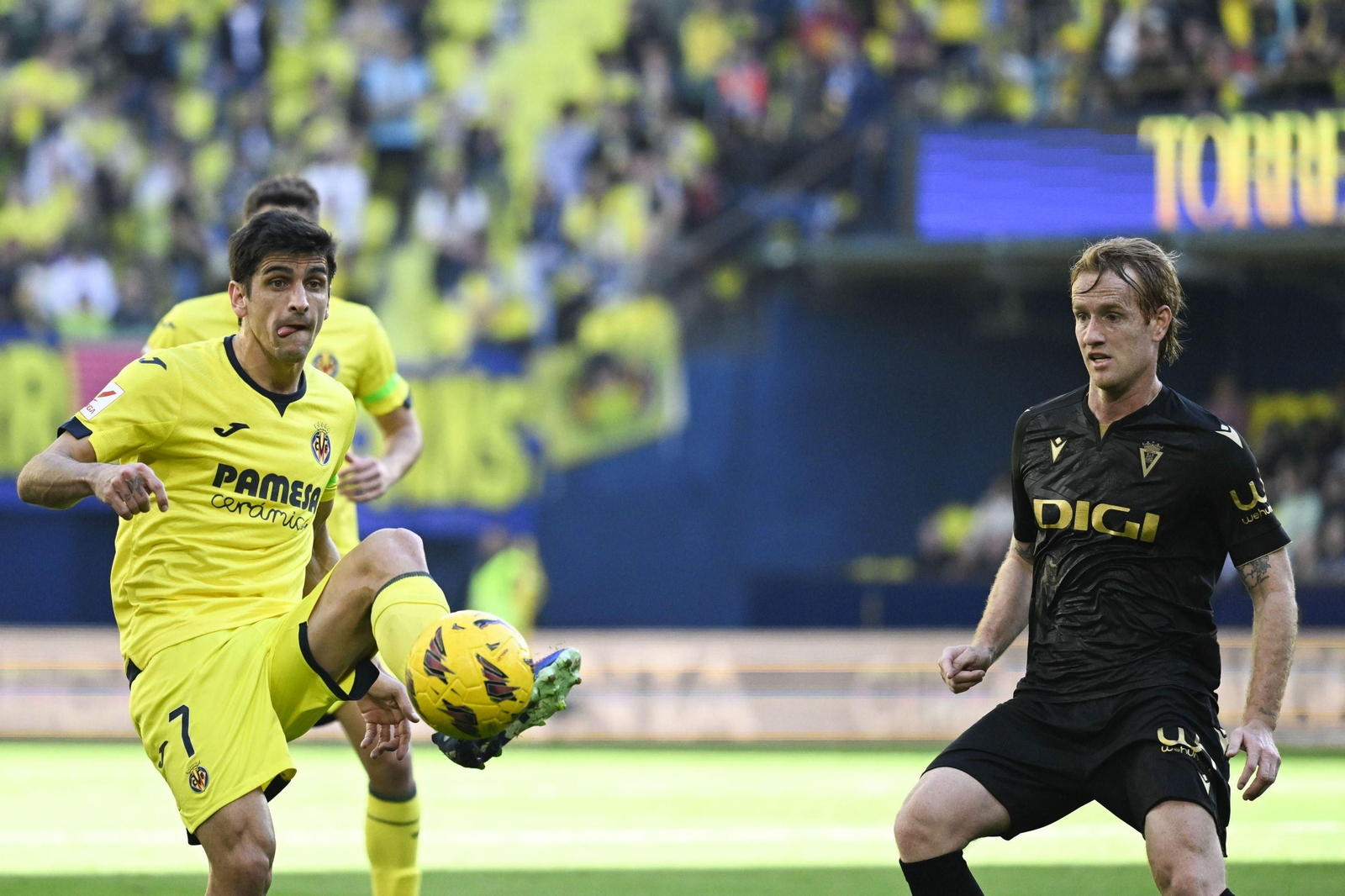 Álex Fernández observa el golpeo de balón de Gerard Moreno.