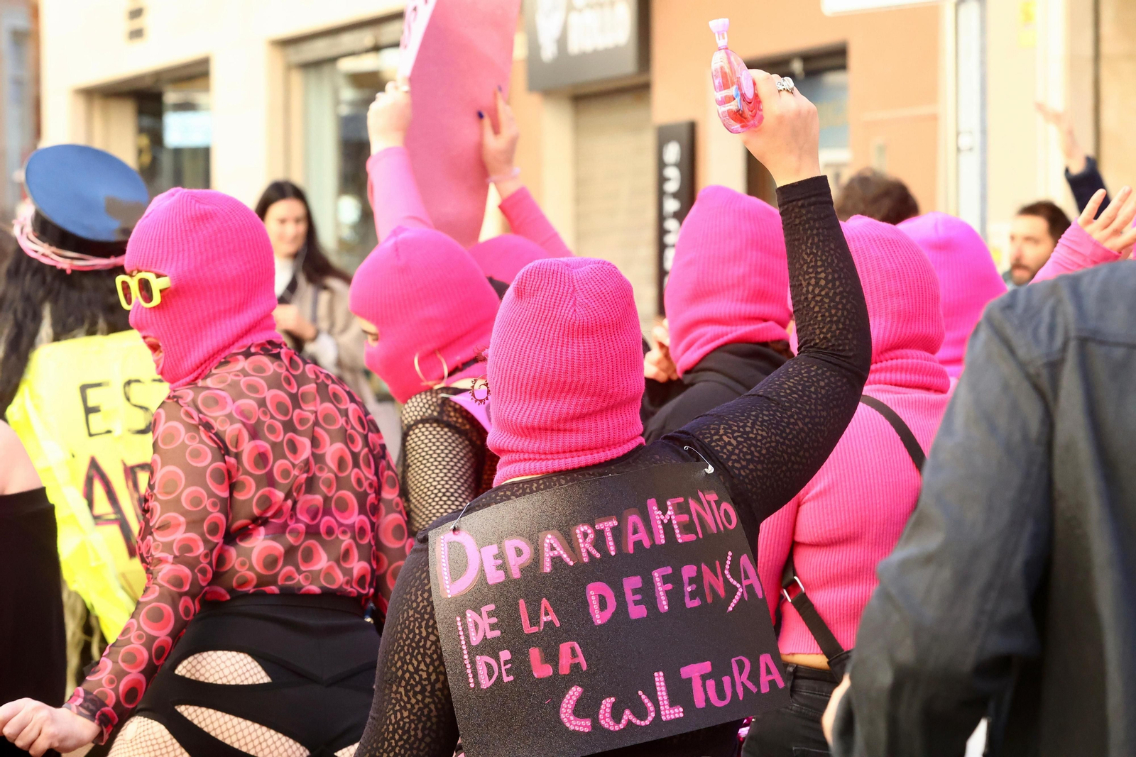 Cientos de personas salen a las calles de Málaga en apoyo a La Invisible, en fotos