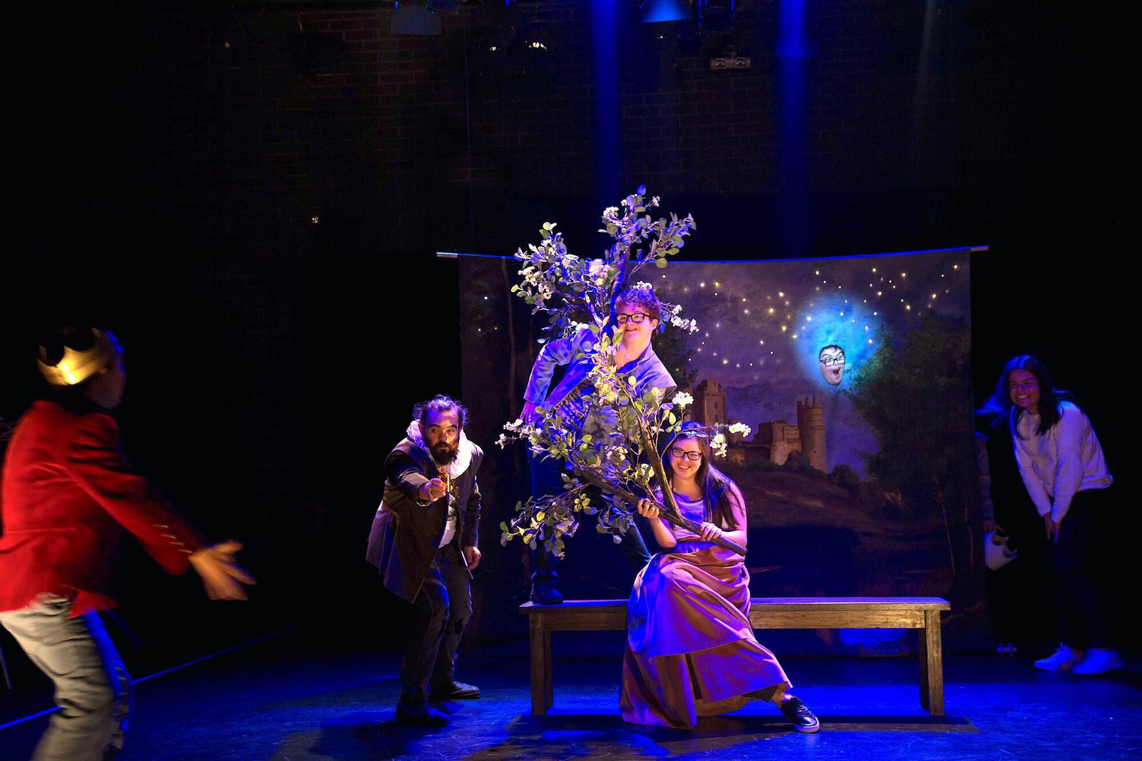 El Teatro La Plaza en una divertida escena de su espectáculo 'Hamlet'.