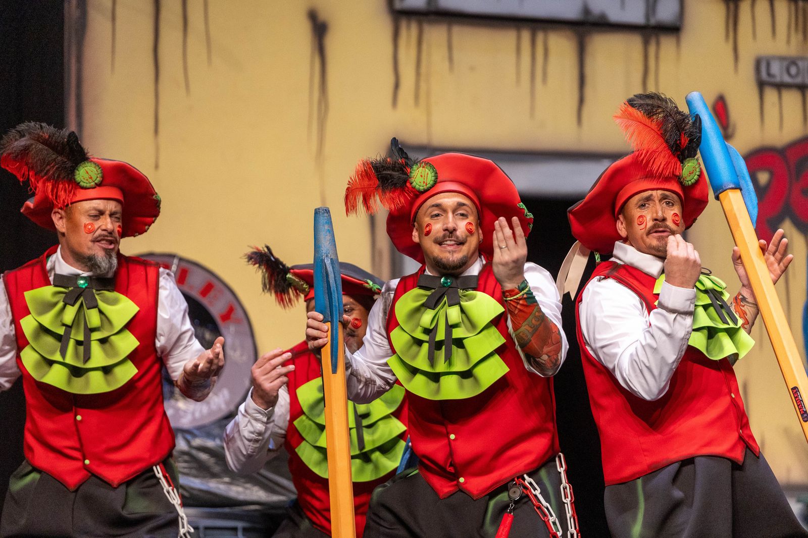 Imágenes de la actuación de la murga de Huelva "Los Lope de Pega" en el Carnaval Colombino