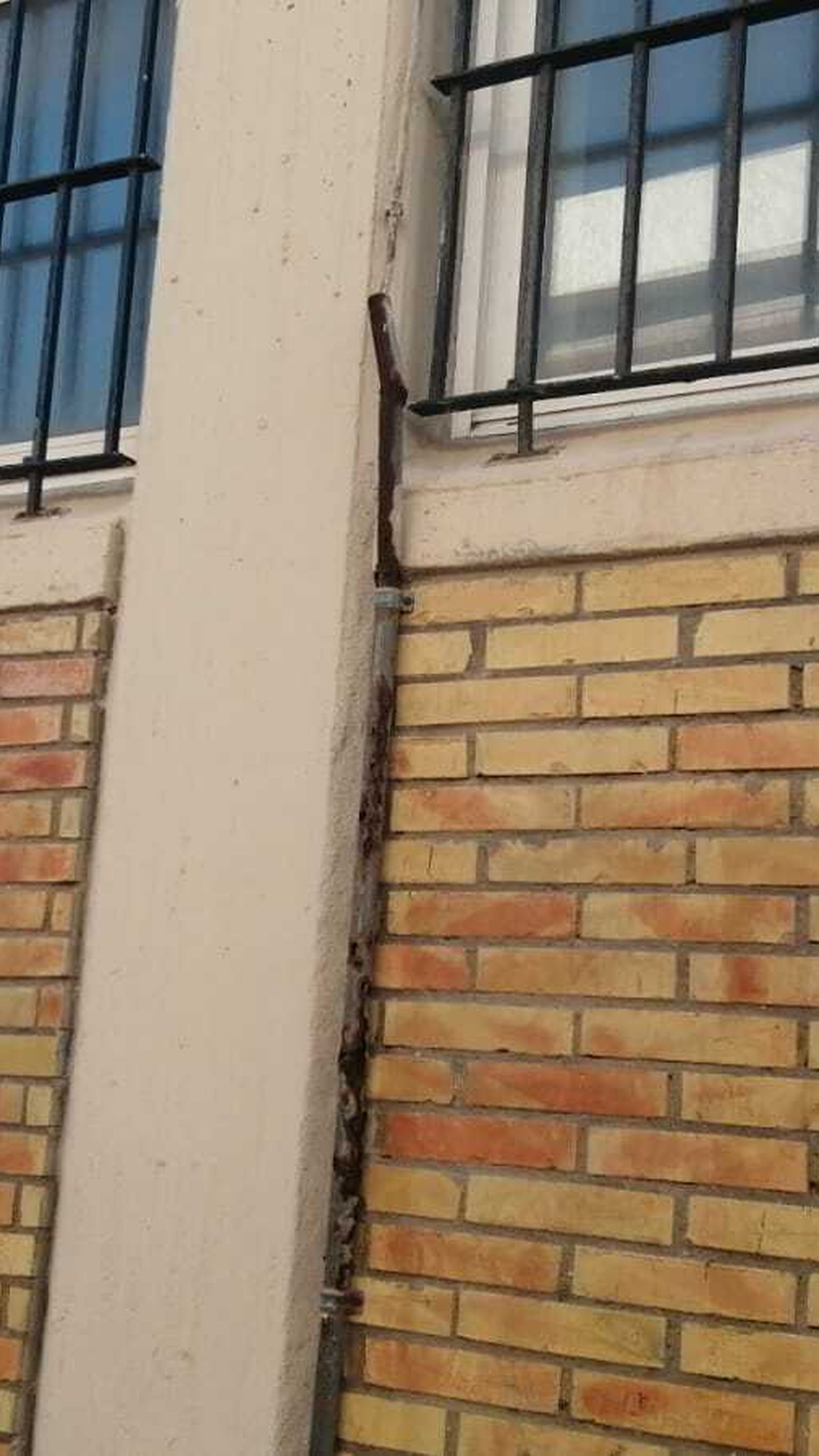 Carteles colocados en la fachada del colegio San Ignacio en señal de protesta.