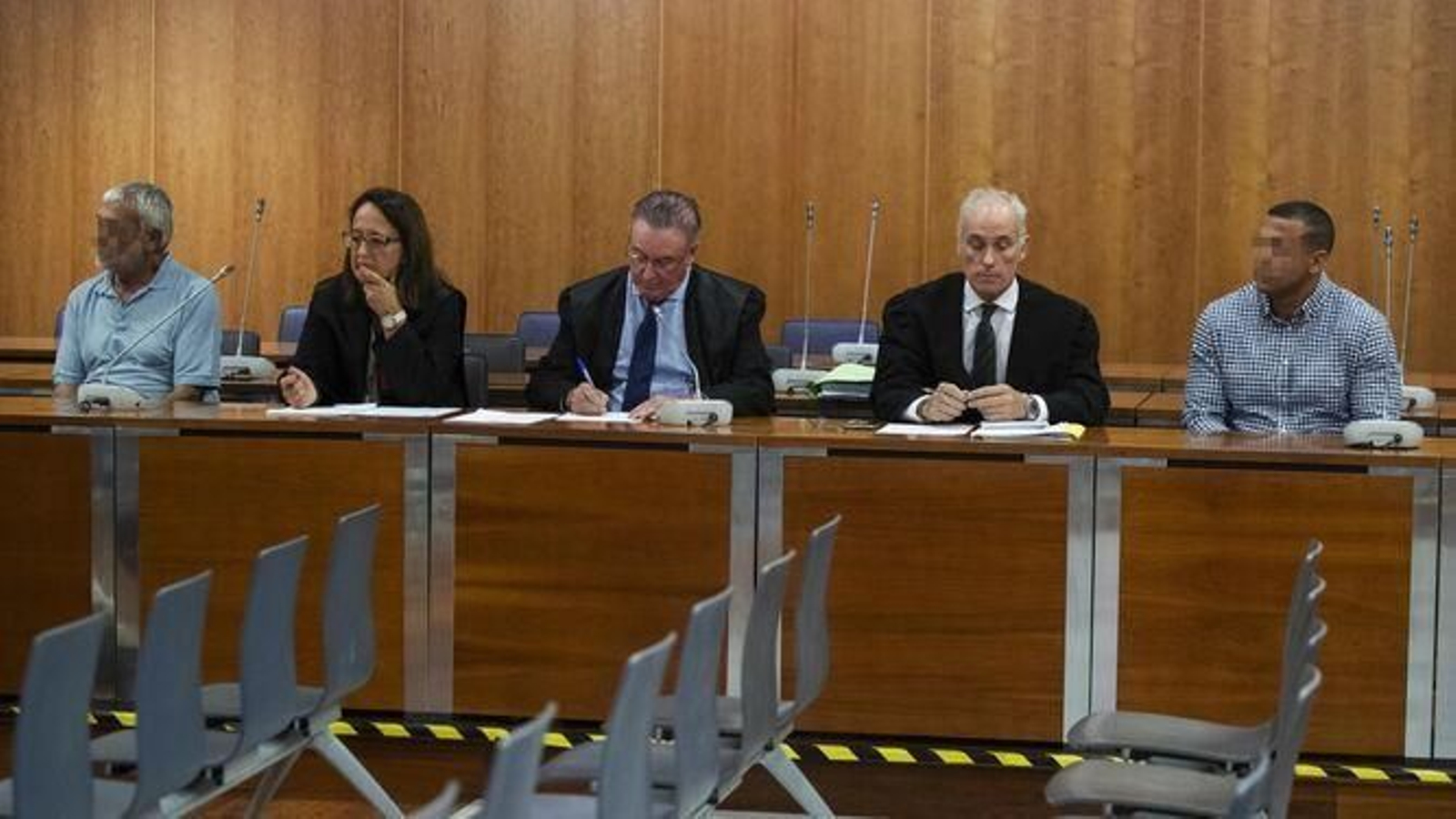 La expareja de Lucía Garrido y el presunto autor material de su muerte, junto a sus abogados, en el banquillo de los acusados