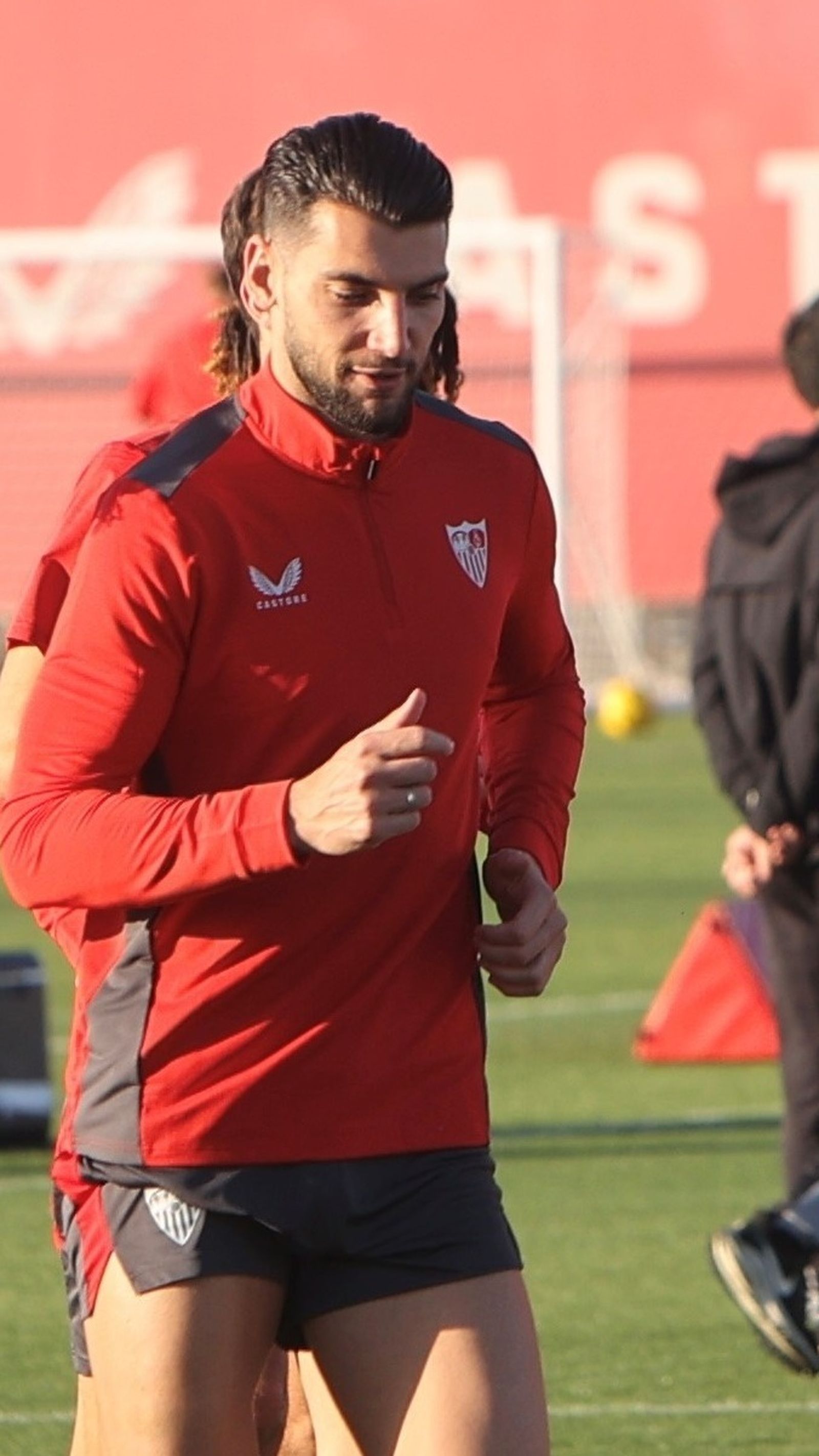 Rafa Mir, en el entrenamiento de este miércoles en Sevilla.