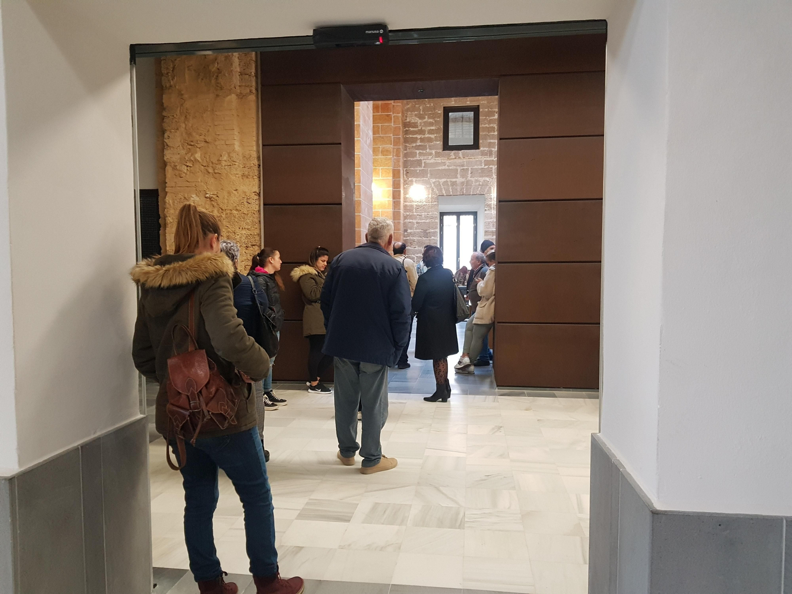 El PP propone una atención preferente a mayores de 65 años./Foto: Espera en la Oficina de Atención a la Ciudadanía, de archivo.