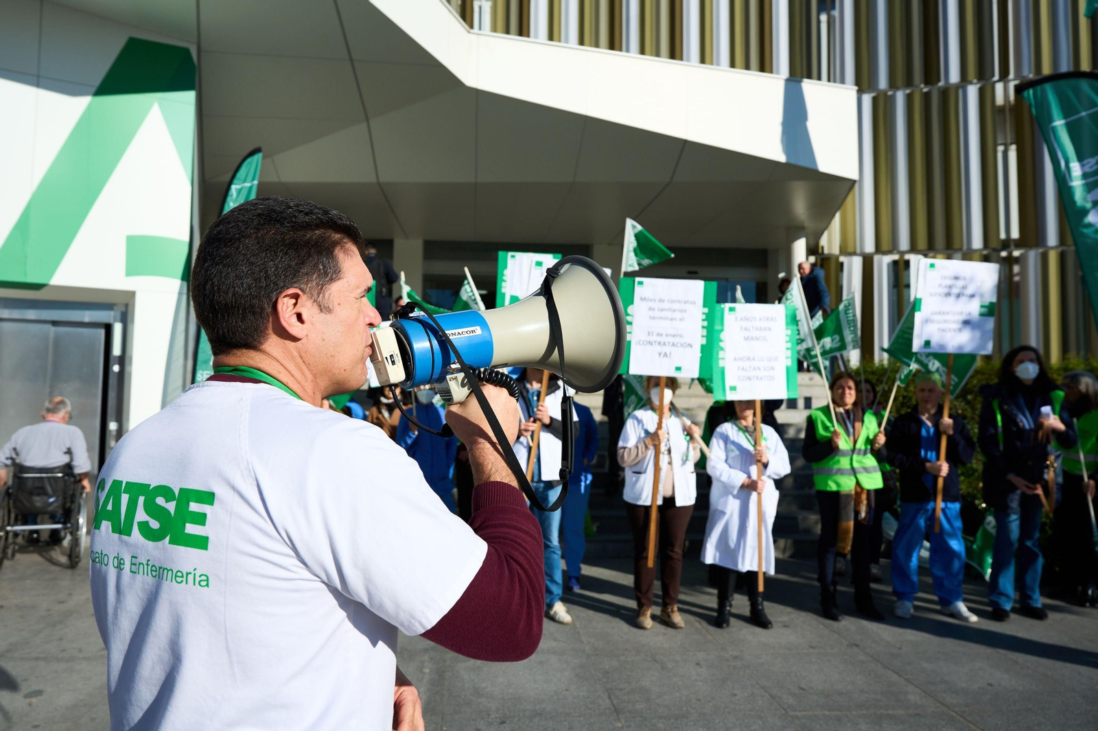 Concentración de profesionales de Enfermería ayer frente a la puerta de acceso al Hospital Virgen Macarena.