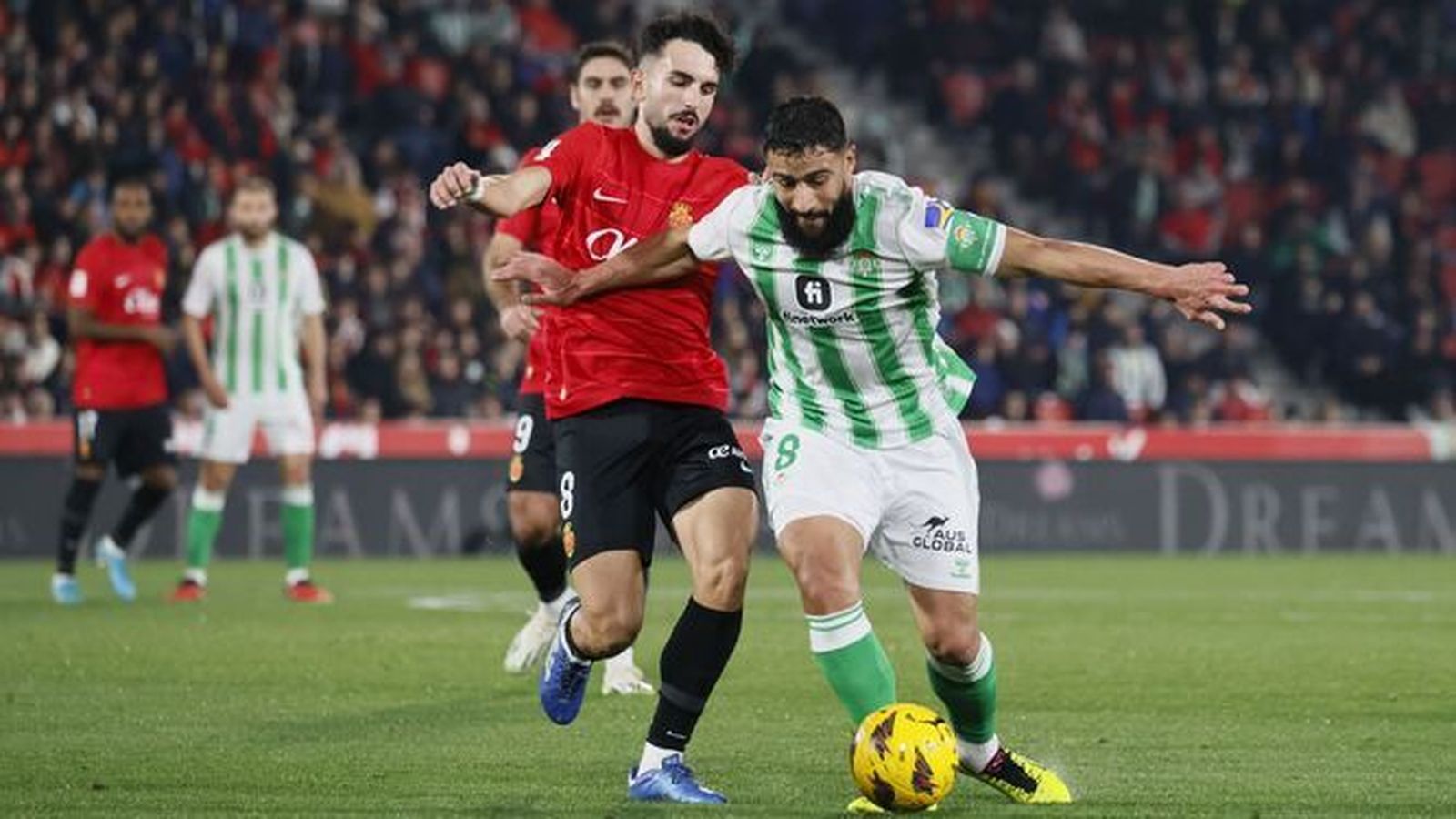 Fekir se escapa de Morlanes durante el partido.