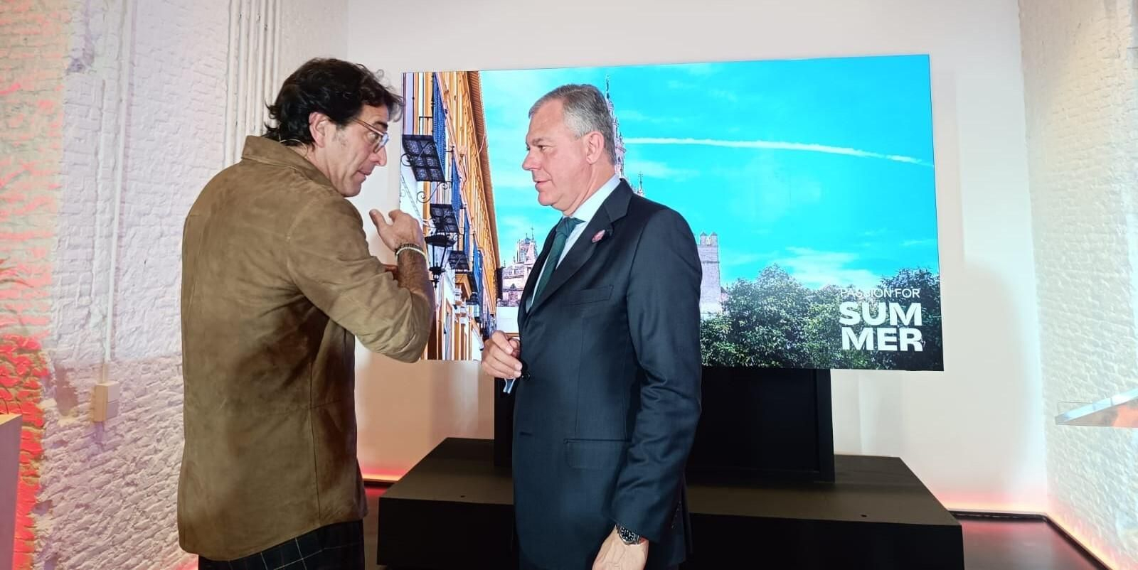 El actor Antonio Garrido habla con José Luis Sanz en el acto celebrado en Espacio Covarrubias.