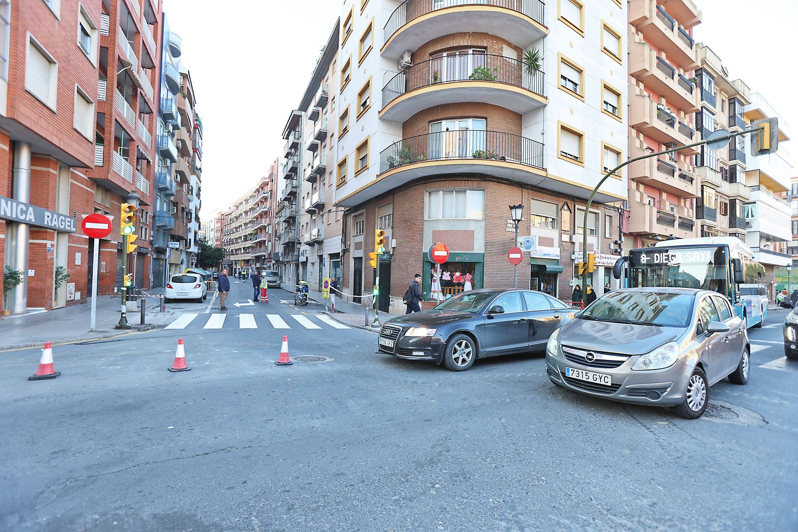 Imágenes de los trabajos realizados en la segunda fase de cambio de sentido de calles de HUelva