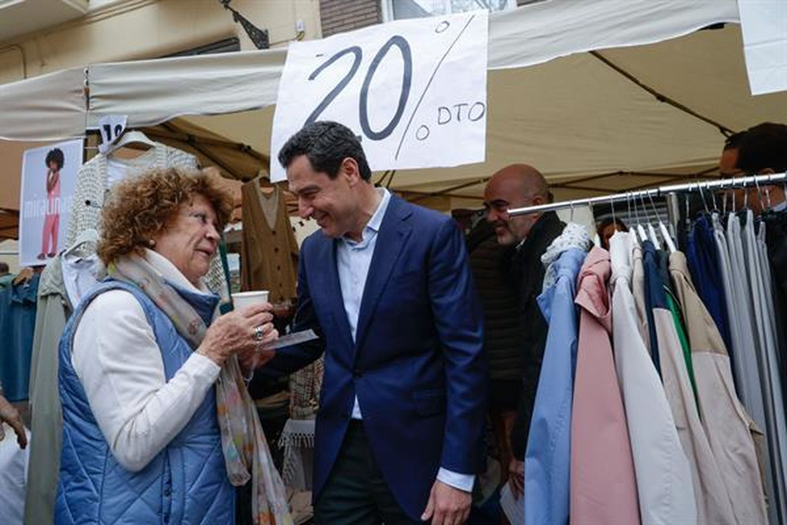 El presidente de la Junta, Juanma Moreno, en una visita a un mercadillo. EFE