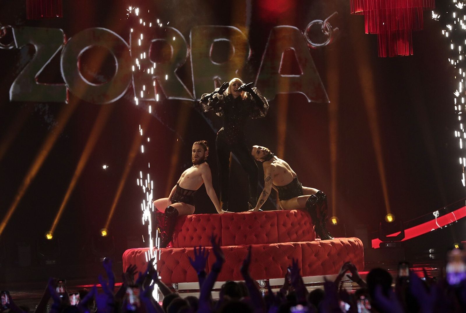 Nebulossa y los bailarines que acompañan a su vocalista, María Bas, con 'Zorra'