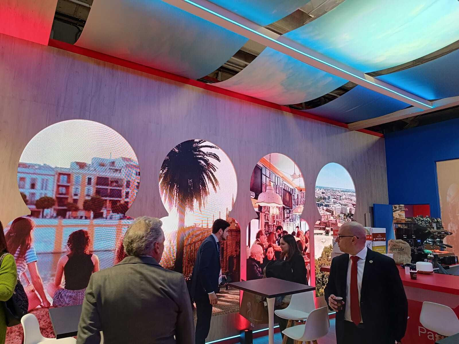 Ambiente en el 'stand' de Sevilla en Fitur