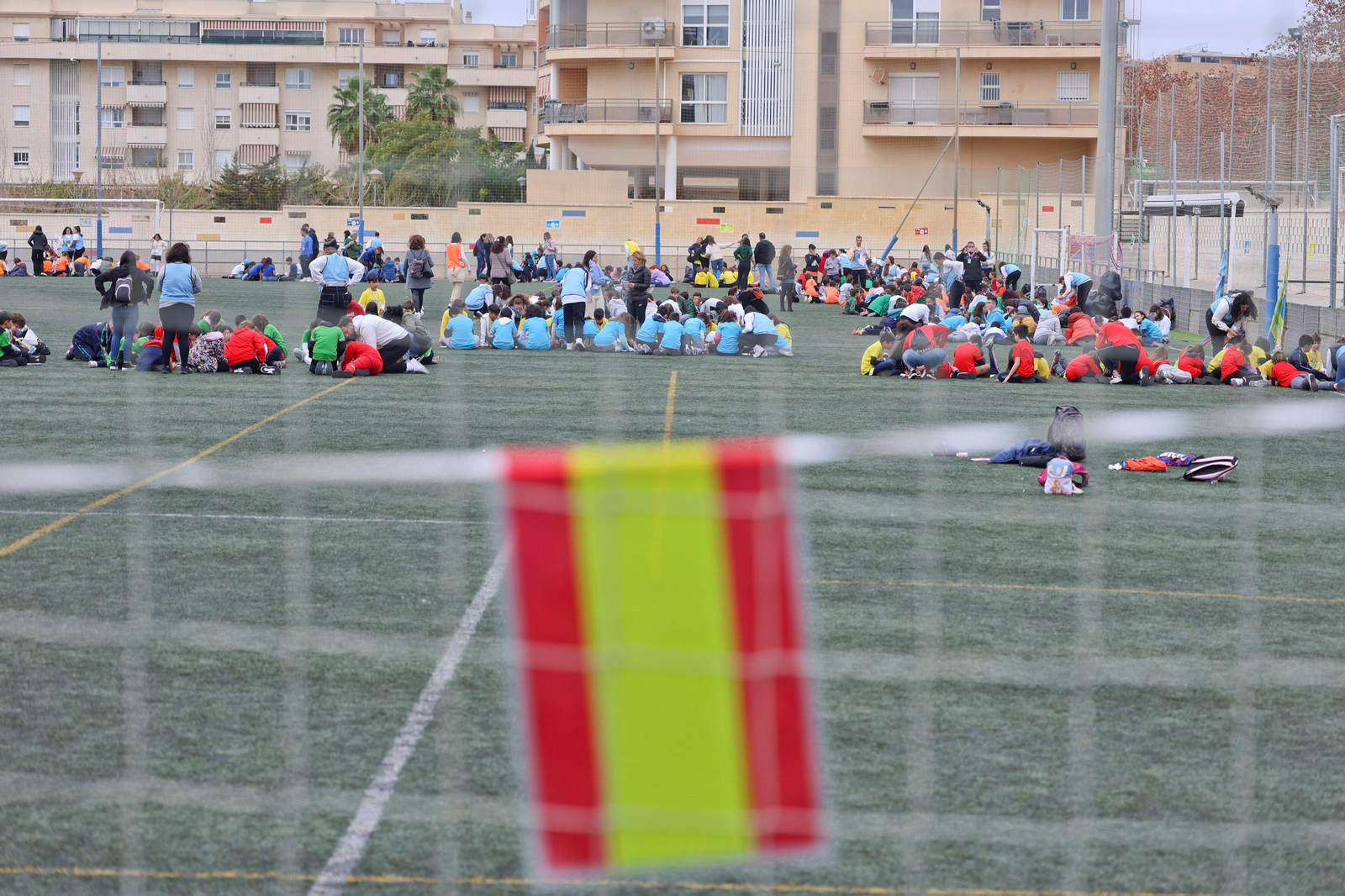 Los niños realizando las diferentes actividades de la gymkana.
