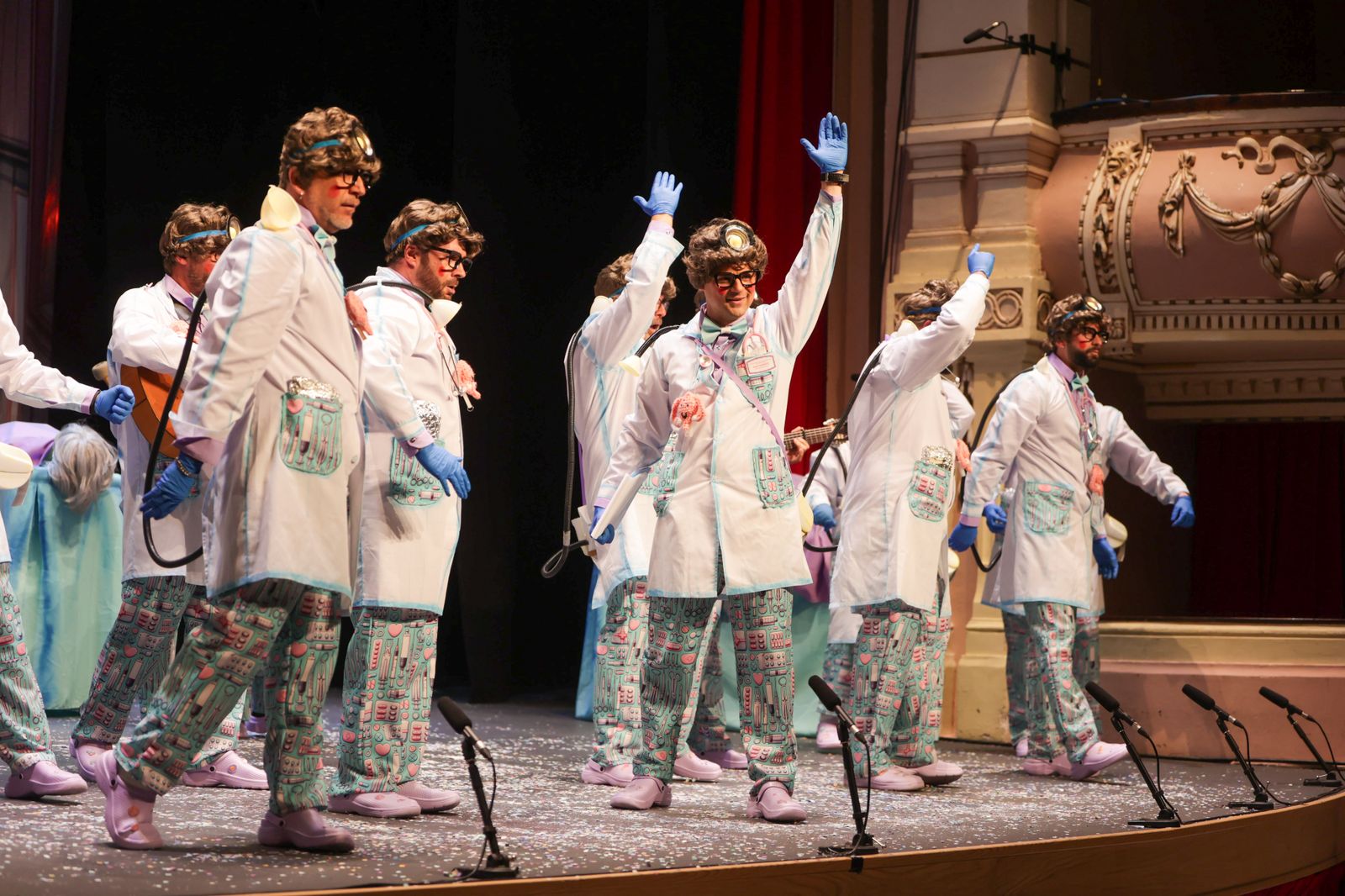 Imágenes de la actuación de la murga de Huelva "Soy yo, abre" en el Carnaval Colombino