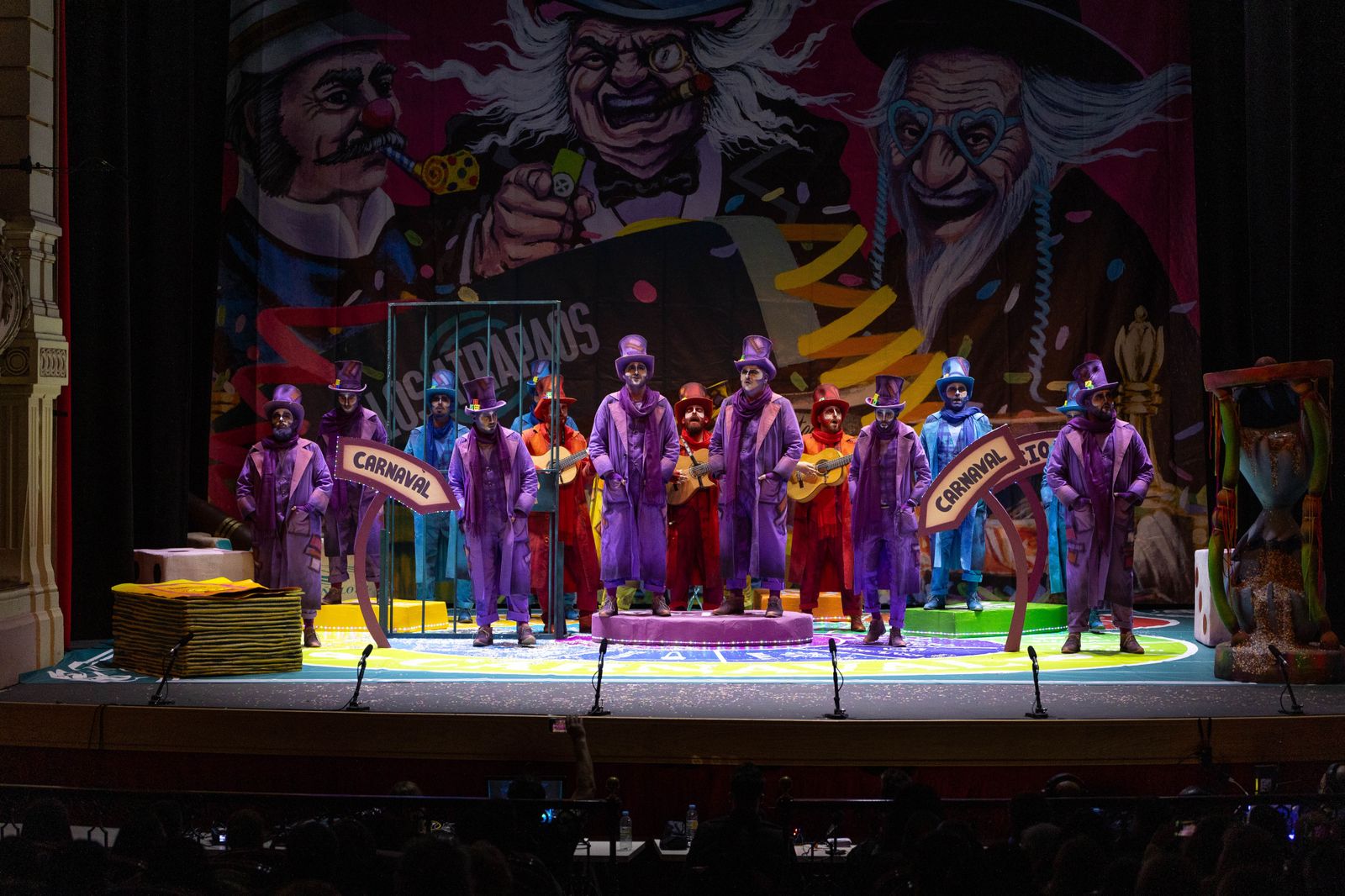 Imágenes de la actuación de la comparsa de Huelva "Los Atrapaos" en el Carnaval Colombino