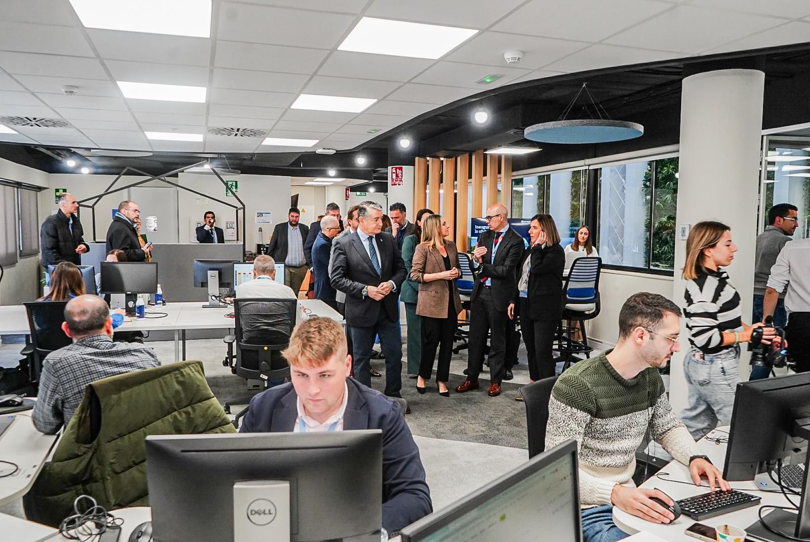 Visita de las instituciones a la nueva sede de NTT Data en Granada