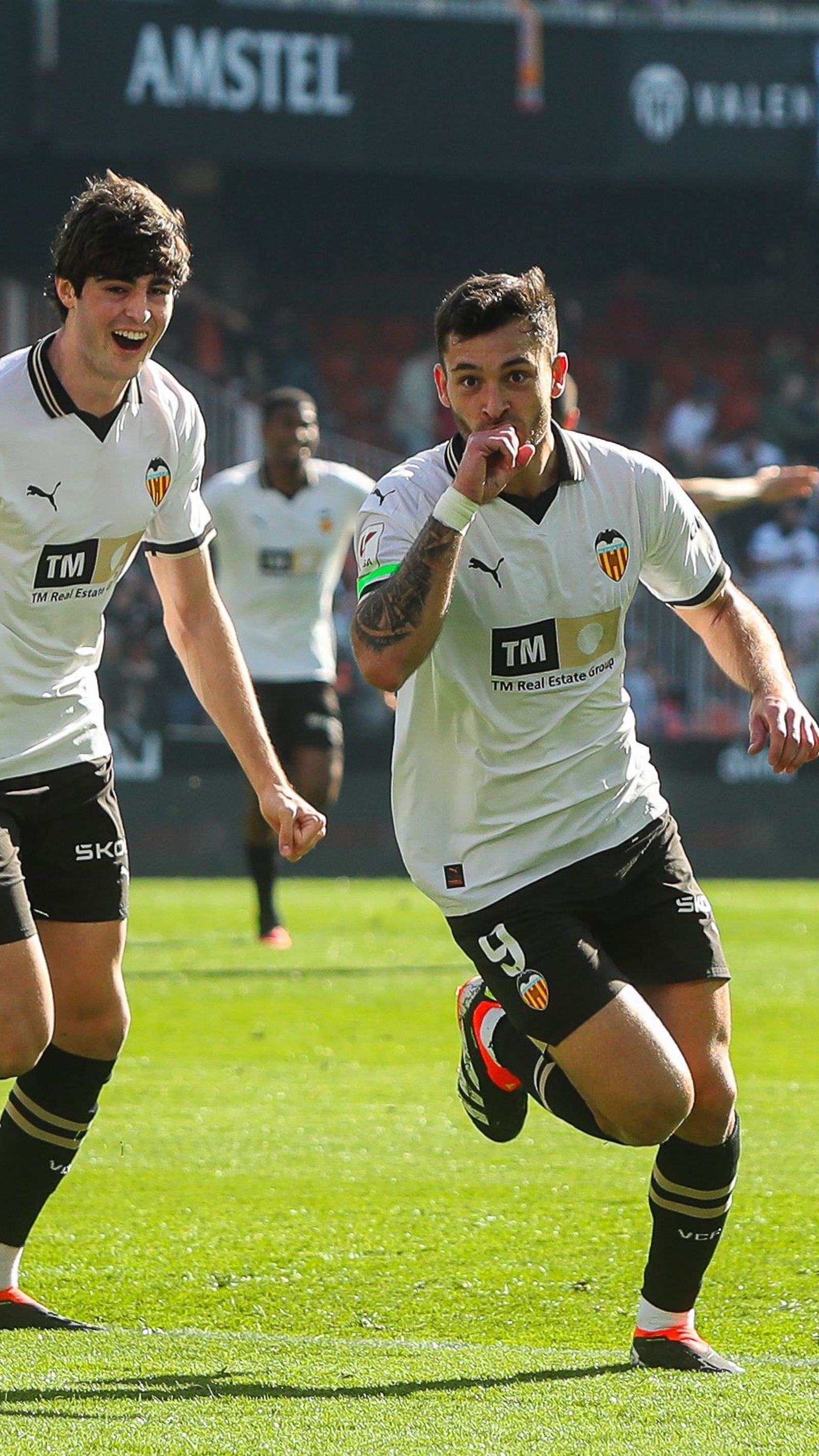 Hugo Duro festeja su tanto inicial dirigiéndose a la zona de los camarógrafos.