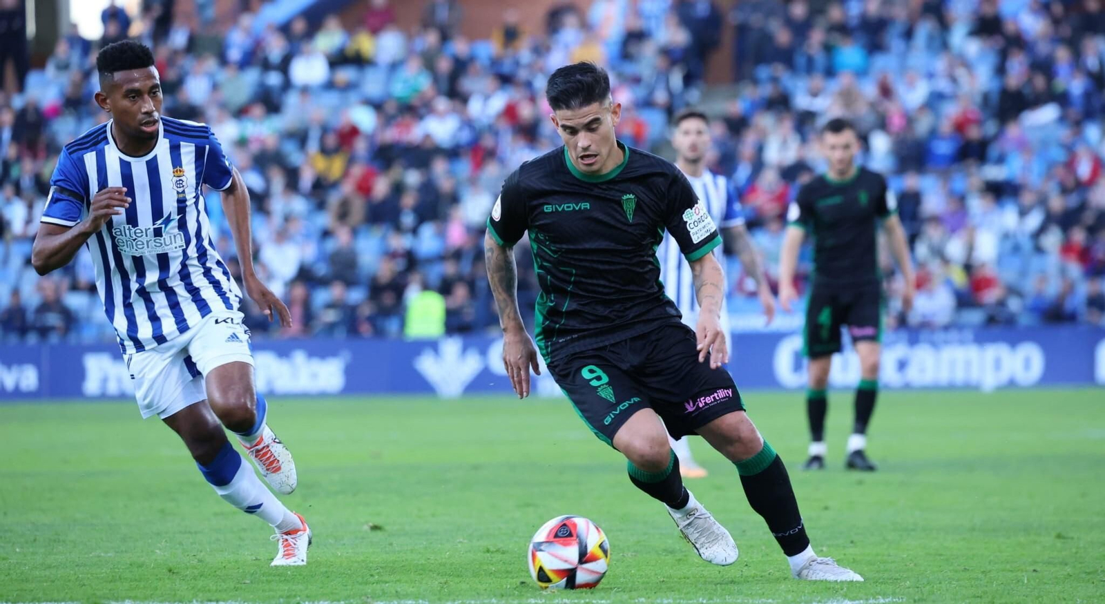 Kuki Zalazar intenta dejar atrás a Rahim en el Recre - Córdoba CF.