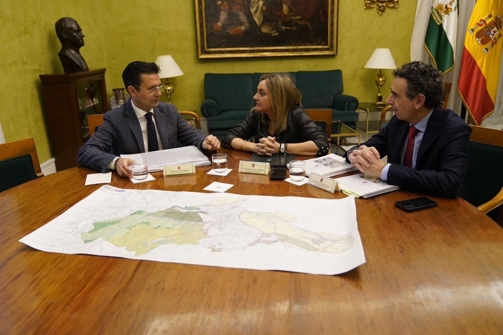 Reunión entre el portavoz del PSOE, Paco Cuenca, la alcaldesa, Marifrán Carazo y el concejal de Urbanismo, Enrique Catalina.