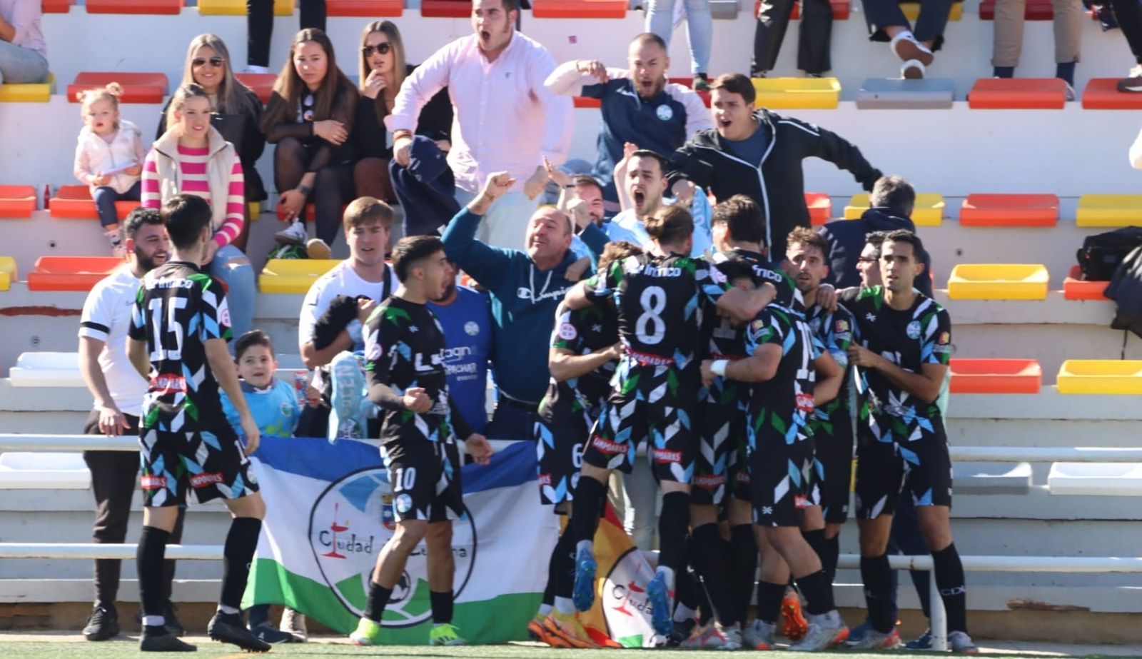 Los jugadores del Ciudad de Lucena celebran el gol de Ricky en Utrera.
