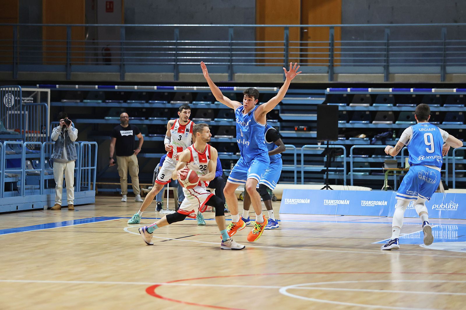 Imágenes del encuentro de baloncesto entre el Ciudad de Huelva y el Damex UDEA Algeciras