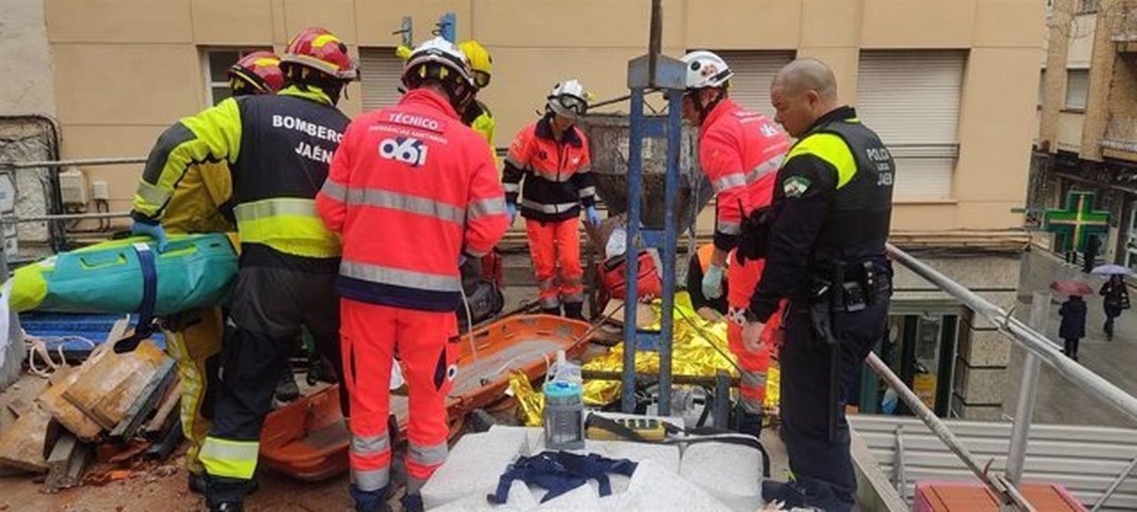 Bomberos, policías y técnicos del 061 evacúan a un trabajador herido en una obra de Jaén en diciembre de 2023.