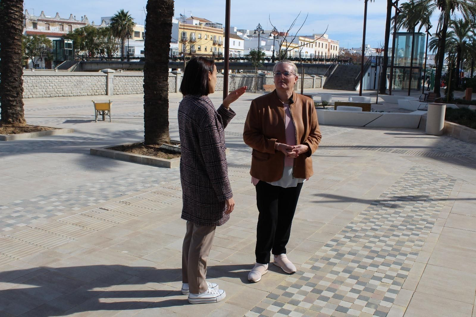 Carmen Baena habla con una de las personas afectadas.