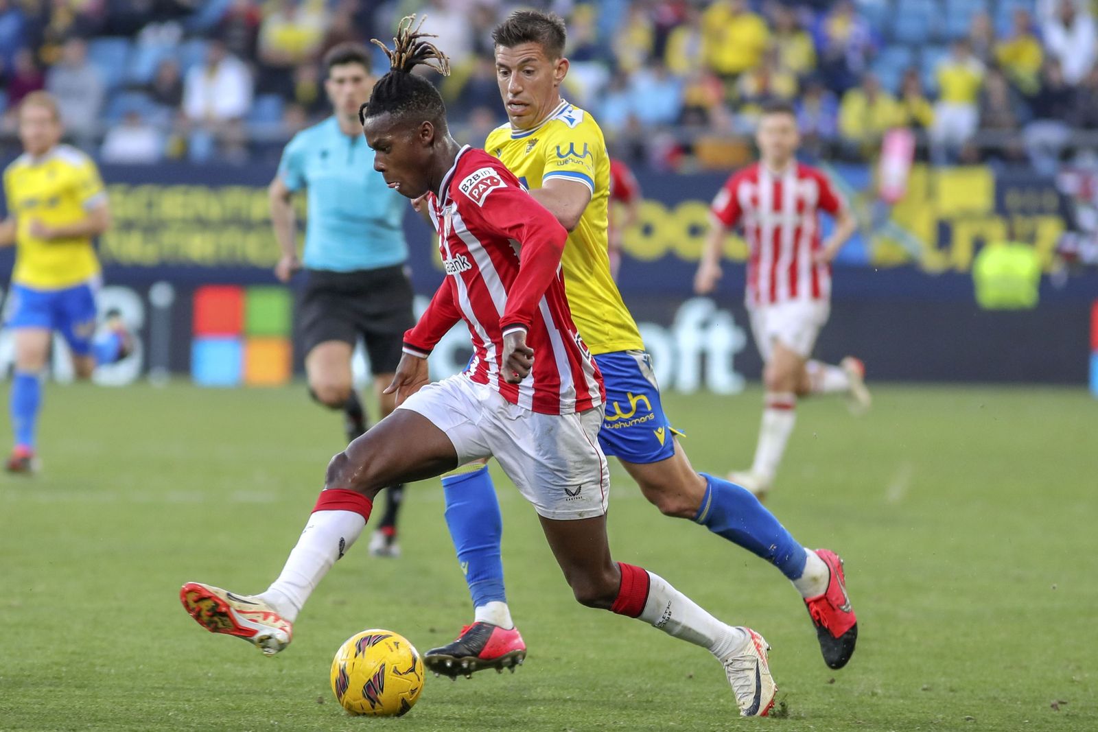 Nico Williams se escapa de Rubén Alcaraz.