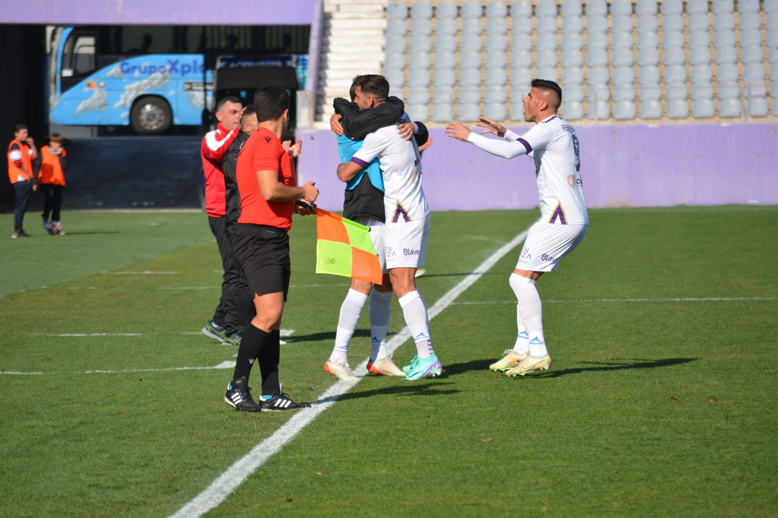 Los jugadores del Real Jaén celebran uno de los goles.