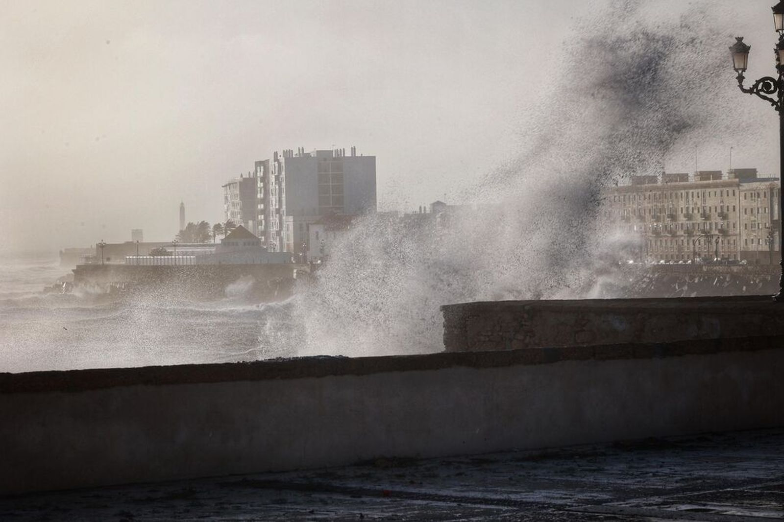 Las olas contra el Campo del Sur ayer domingo.